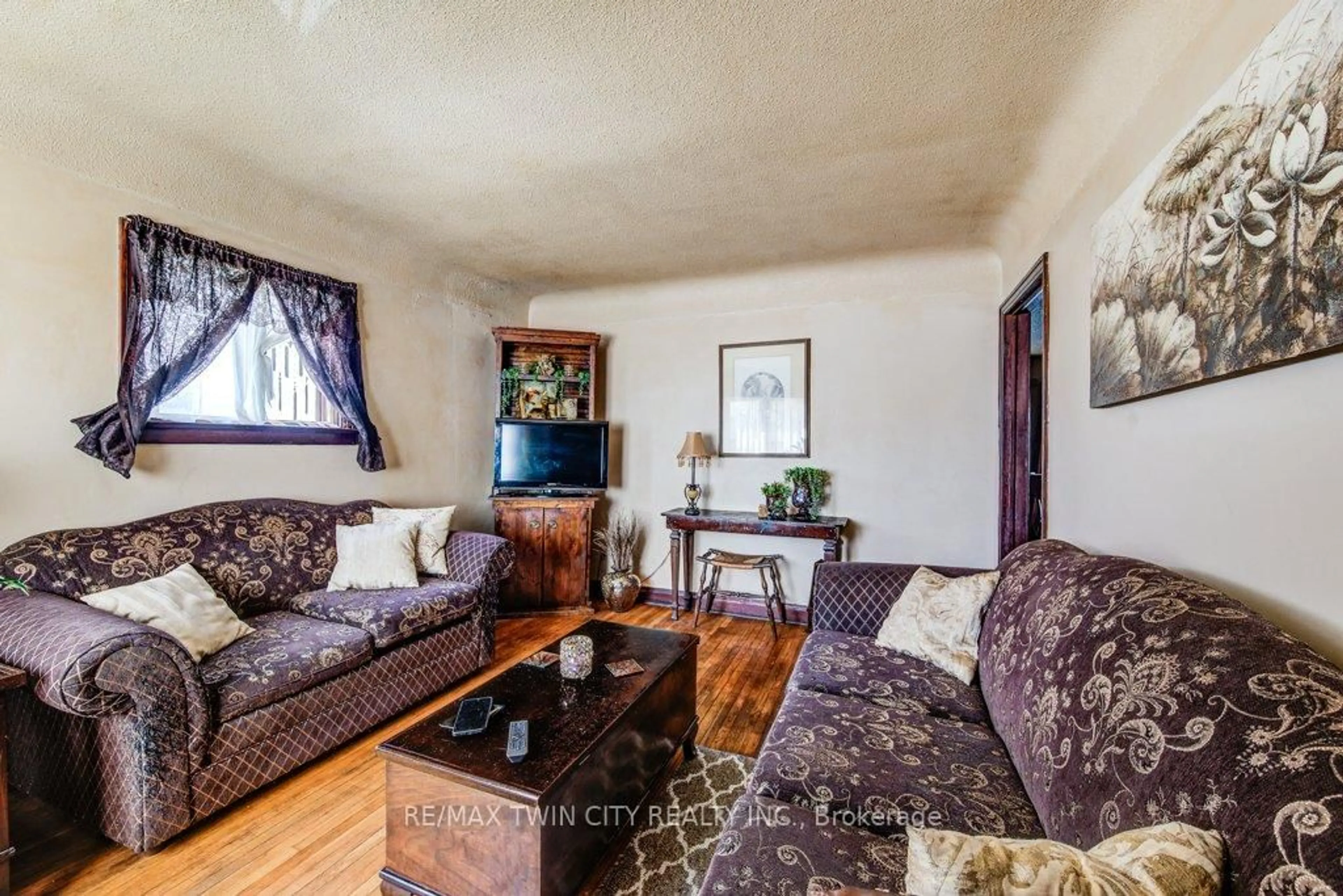 Living room with furniture, unknown for 326 Blucher Blvd, Kitchener Ontario N2H 5V9