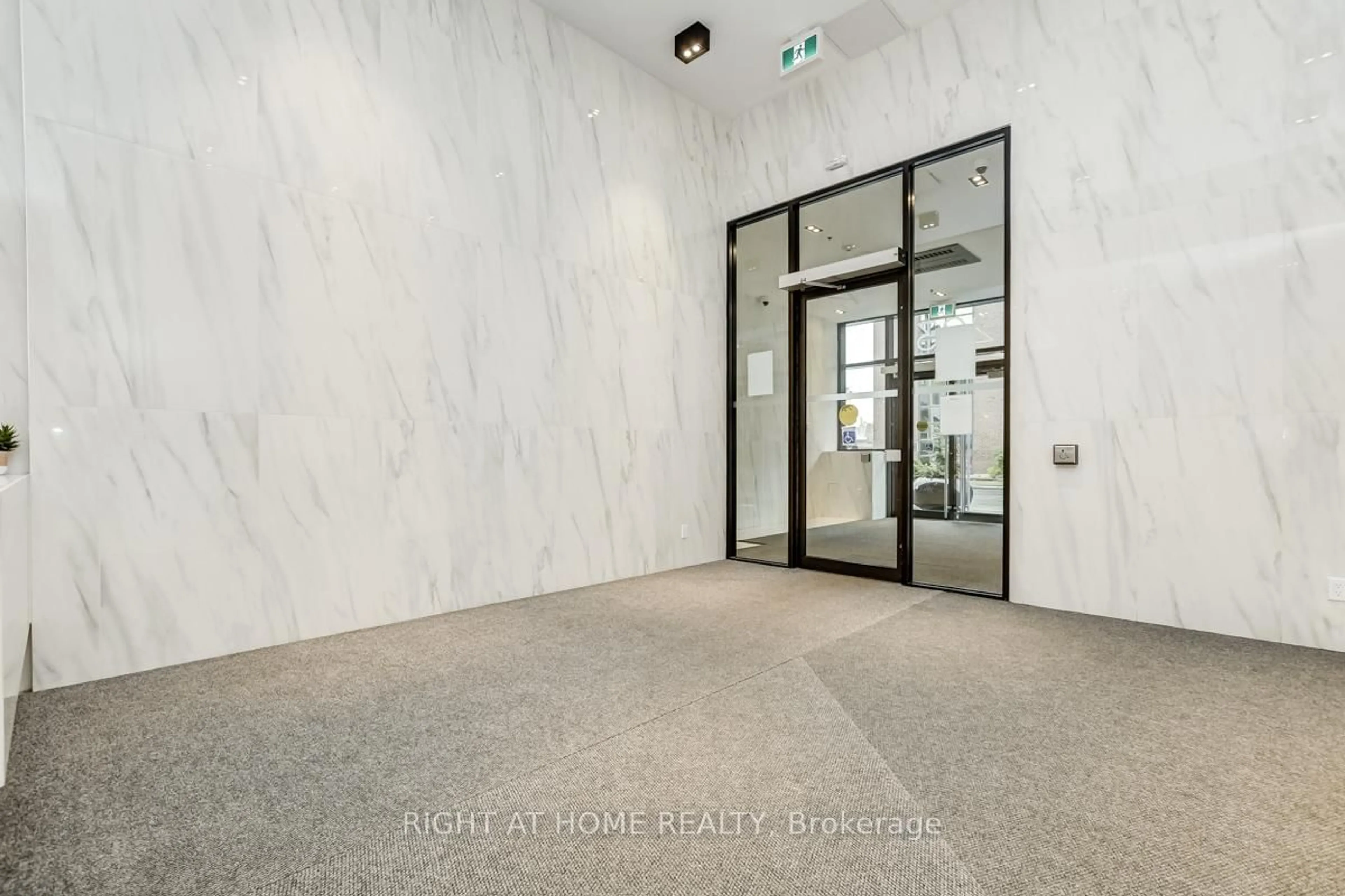 Indoor foyer for 203 CATHERINE St #705, Ottawa Ontario K2P 1J5