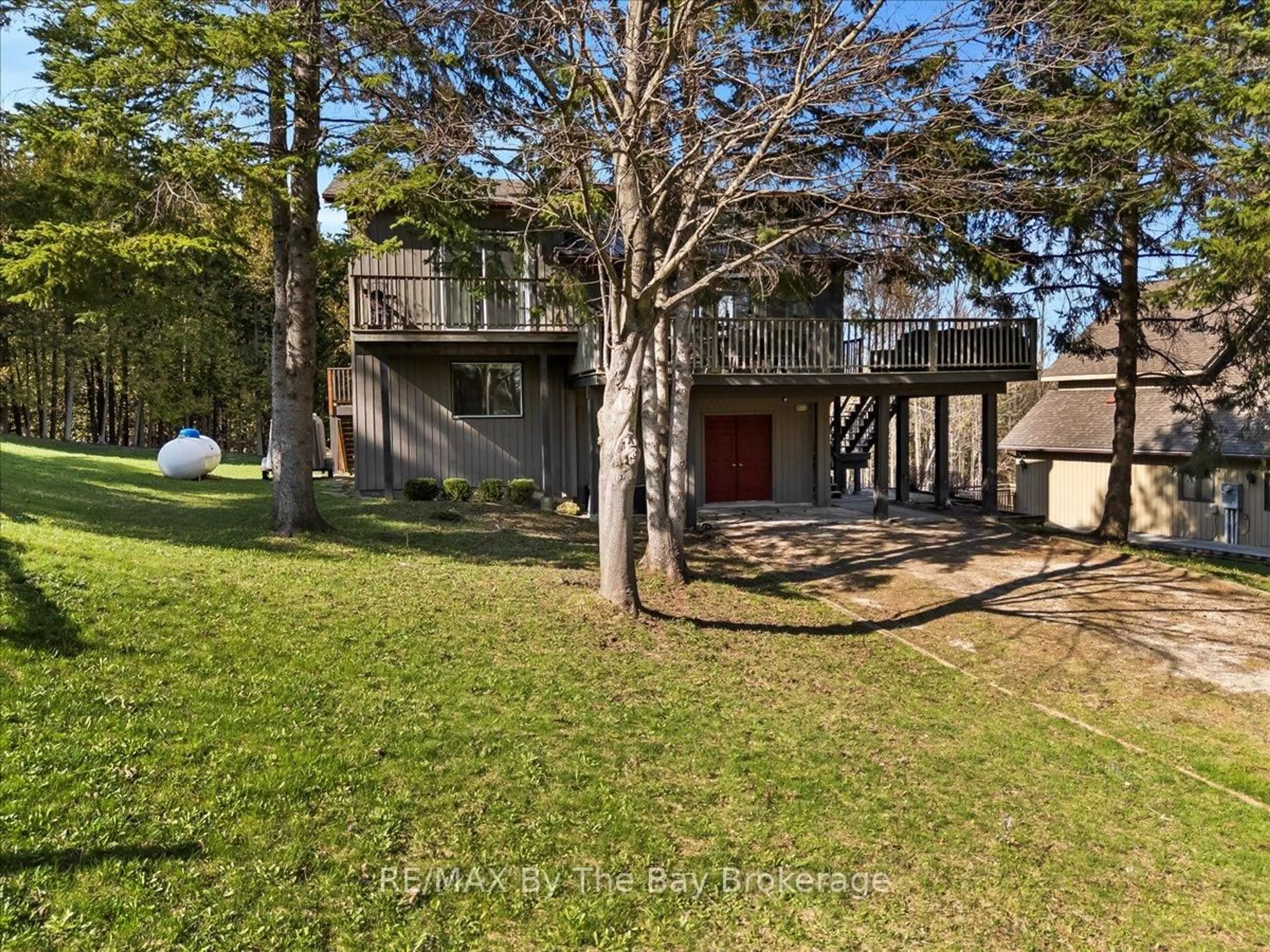 A pic from outside/outdoor area/front of a property/back of a property/a pic from drone, unknown for 177 Talisman Mountain Dr, Grey Highlands Ontario N0C 1G0