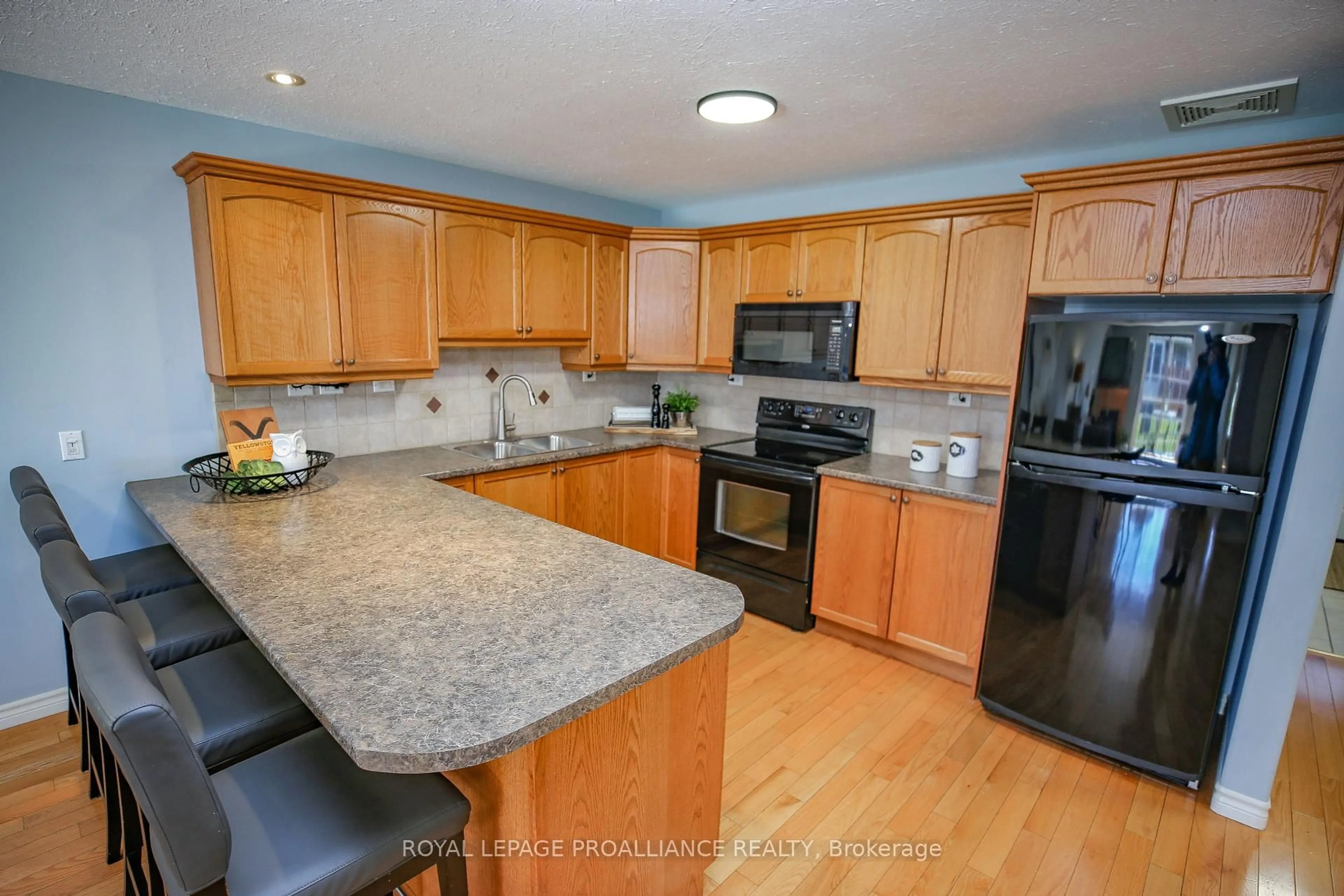 Standard kitchen, unknown for 7 Stonebriar Crt, Brockville Ontario K6V 0B1
