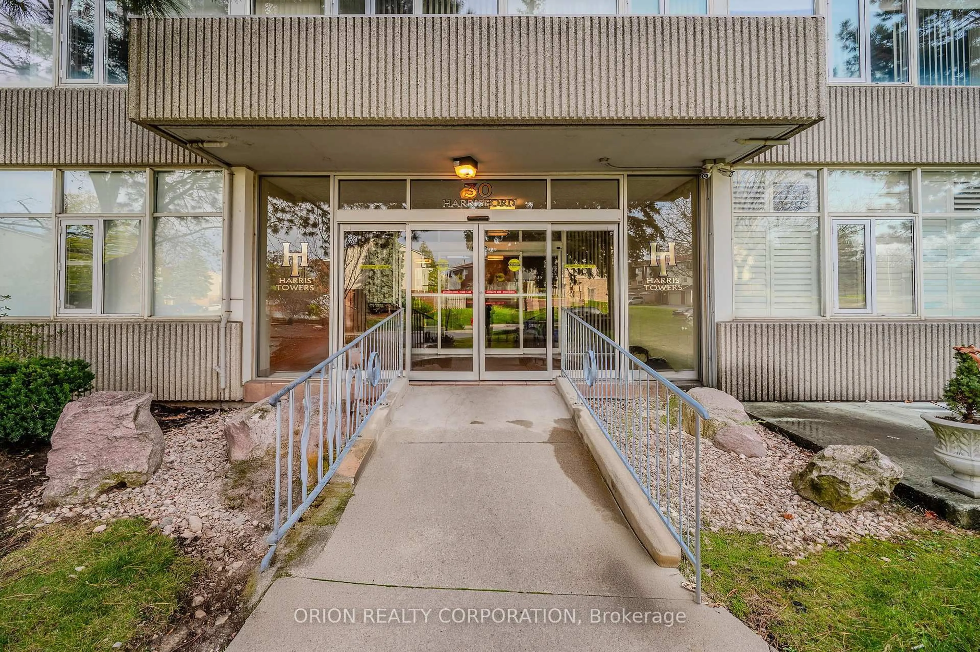 Indoor foyer for 30 Harrisford St #104, Hamilton Ontario L8K 6M9