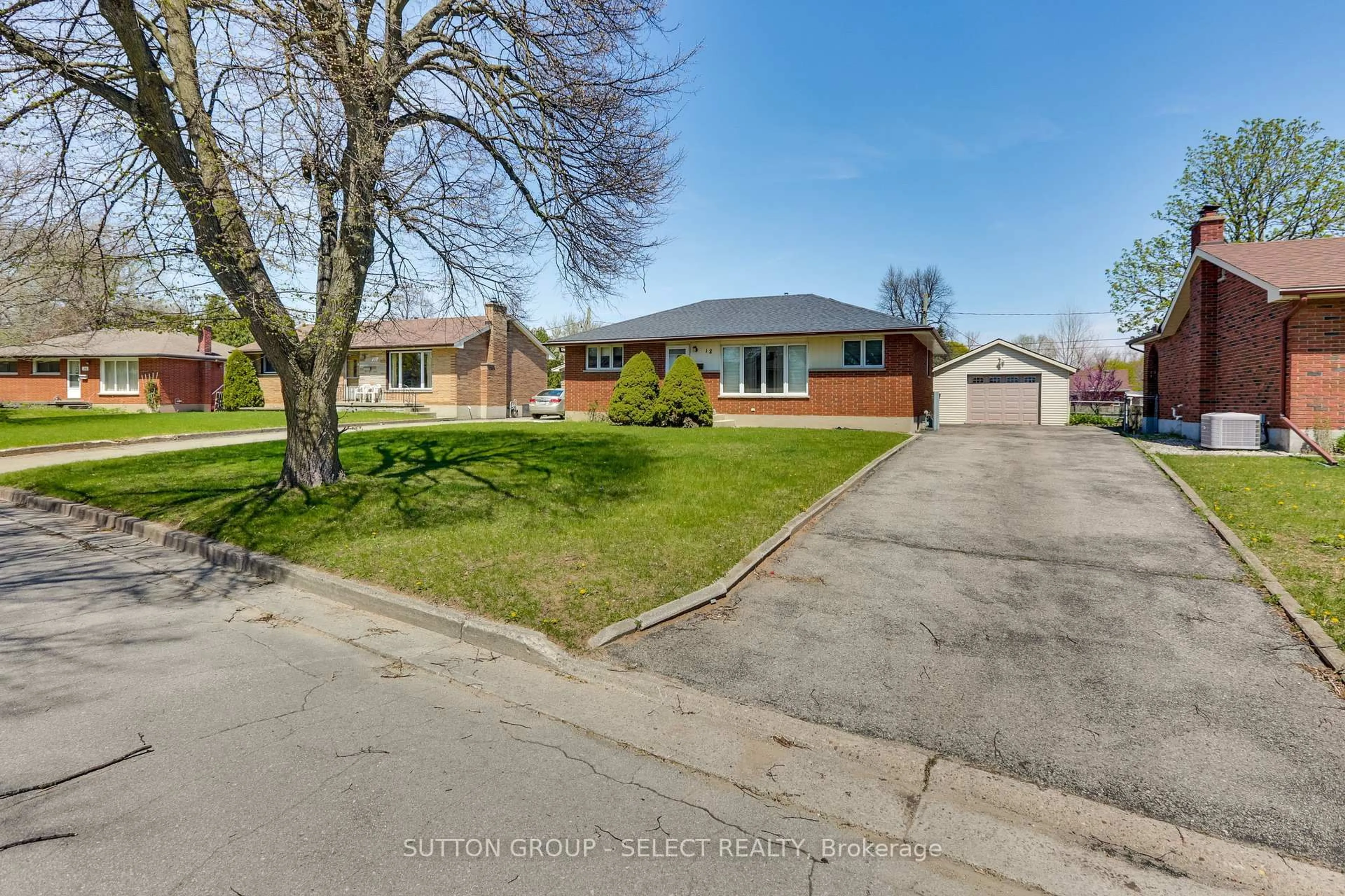 A pic from outside/outdoor area/front of a property/back of a property/a pic from drone, street for 18 Laurentian Dr, London Ontario N5W 1N9