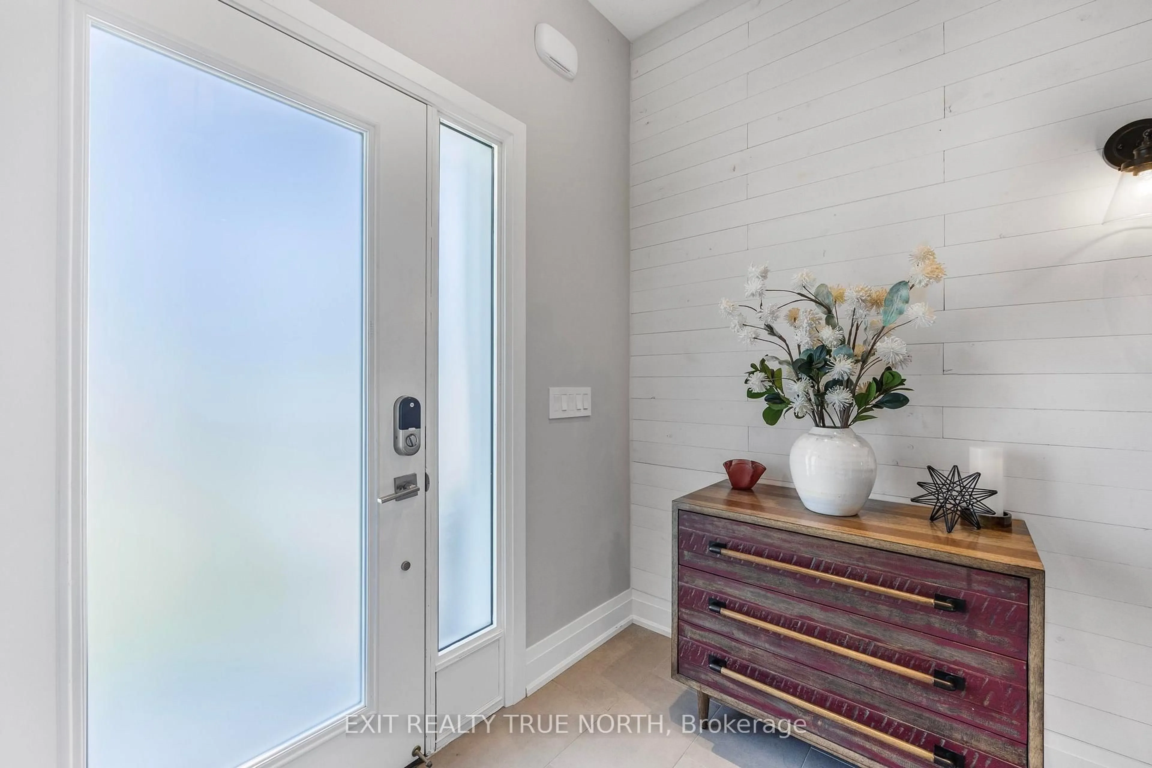 Indoor entryway for 80 Links Tr, Georgian Bay Ontario L0K 1S0