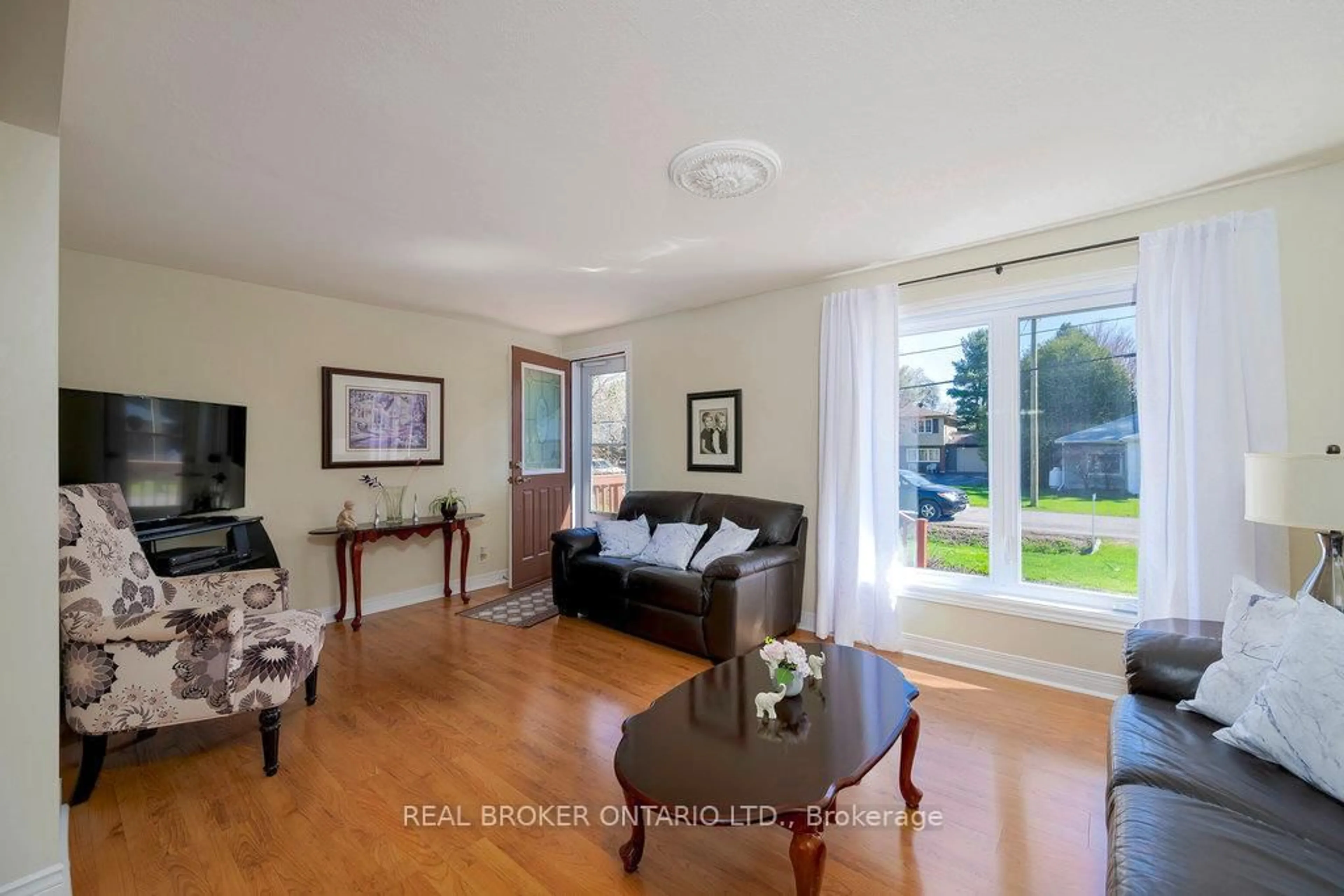 Living room with furniture, wood/laminate floor for 3314 Leroy St, Osgoode Ontario K0A 2W0