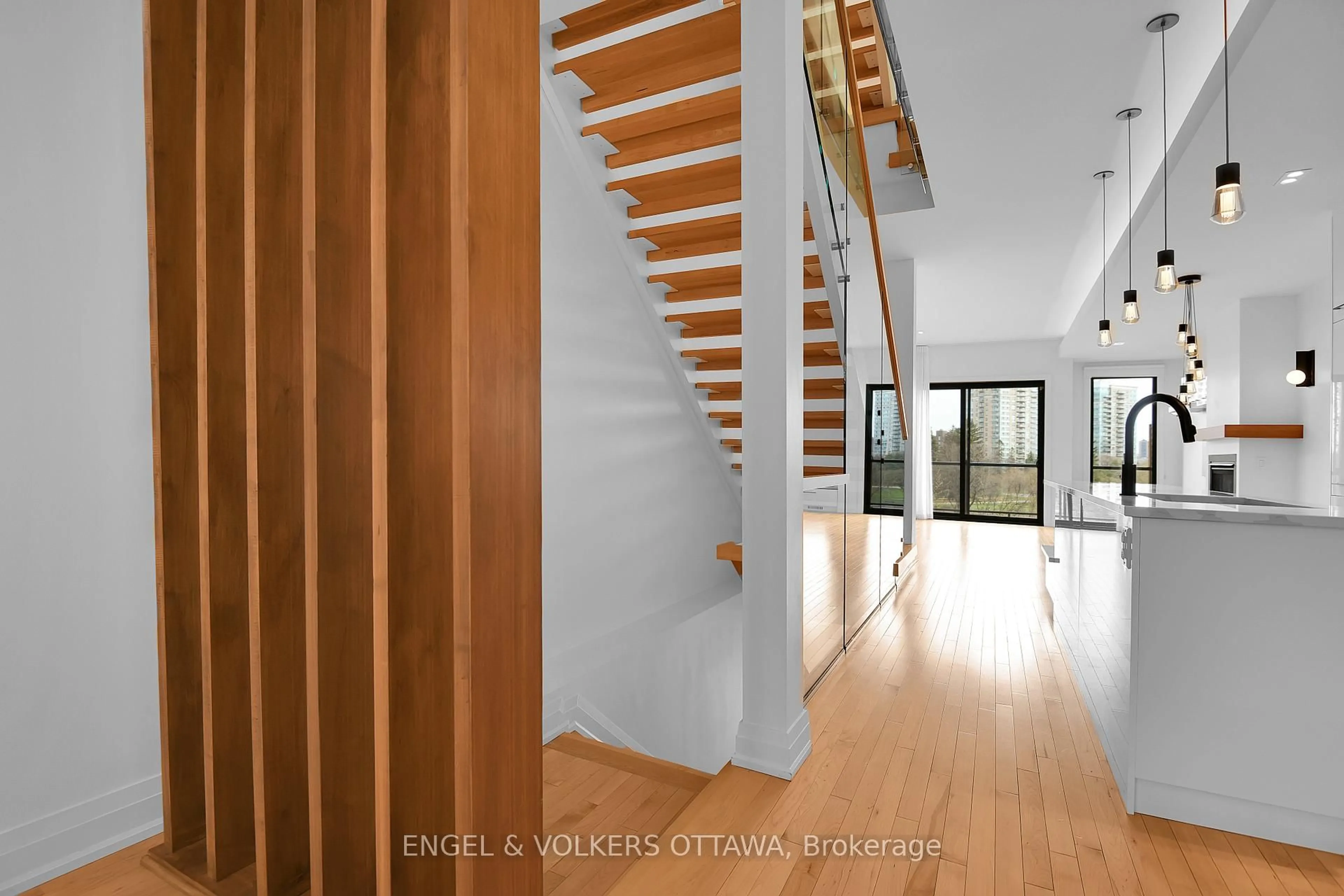 Indoor foyer for 101 Wurtemburg St, Ottawa Ontario K1N 8L9