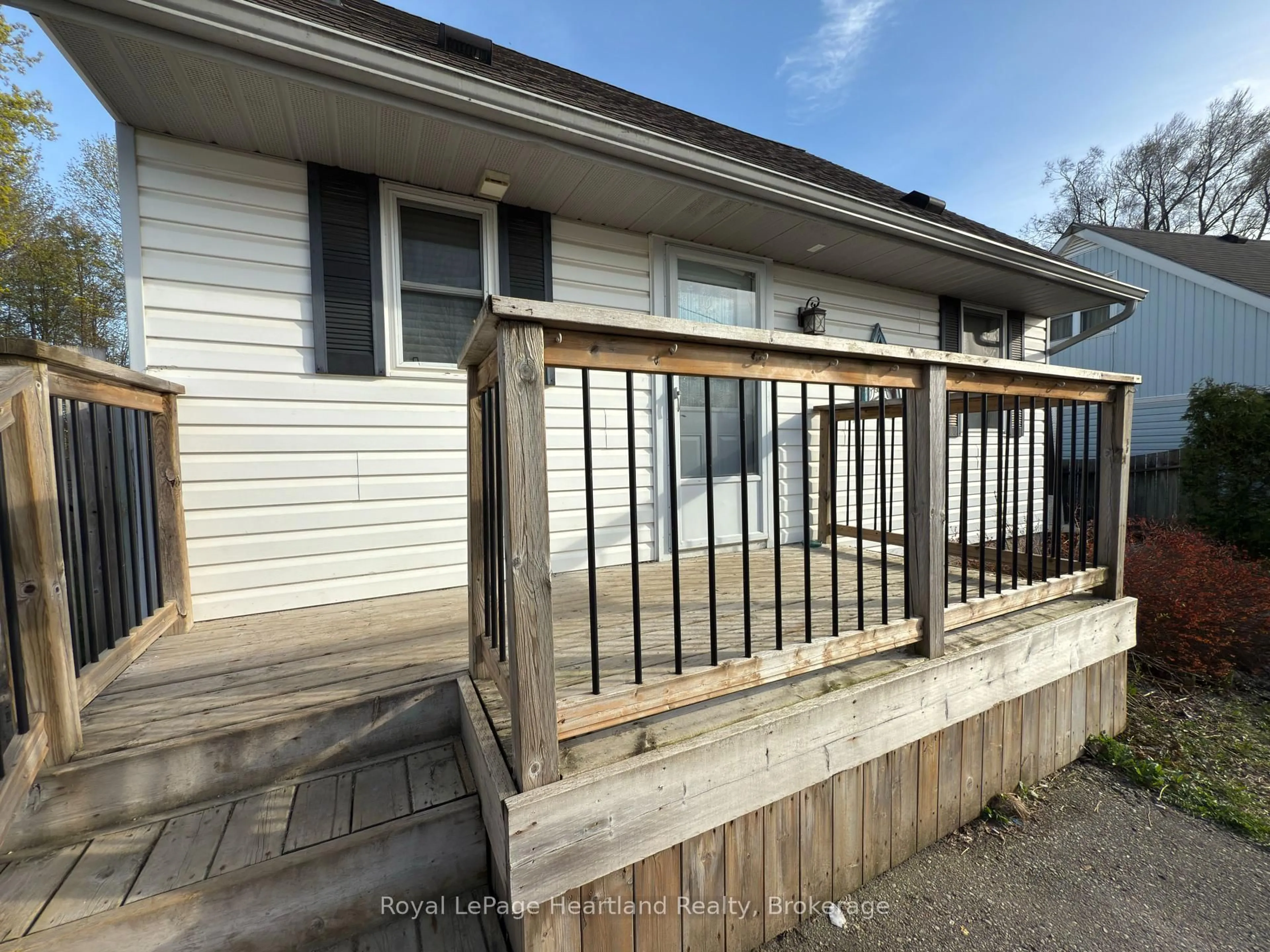 Patio, street for 32 Regina Rd, Huron East Ontario N0M 1L0