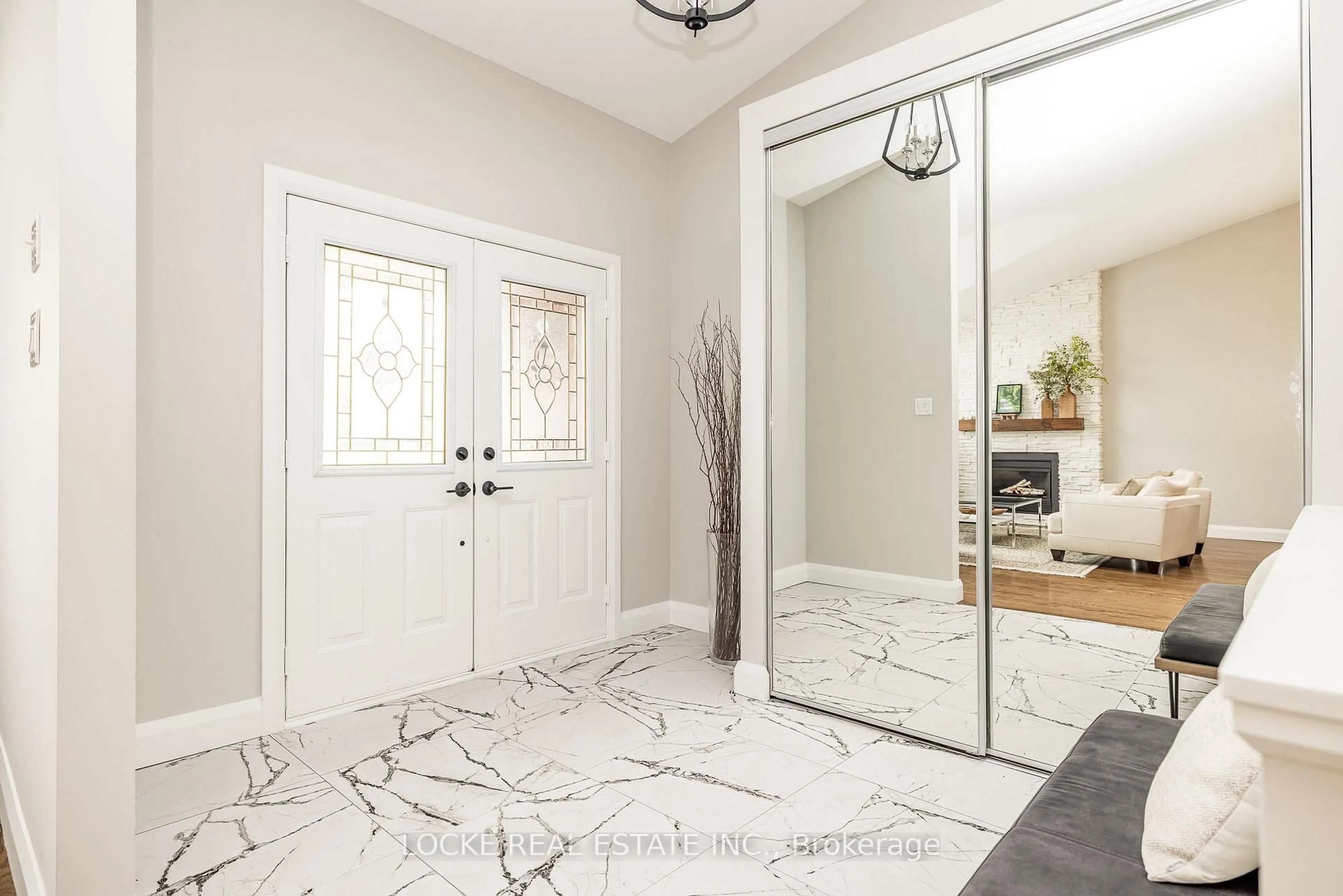 Indoor entryway for 6149 Castle Pines Way, Ottawa Ontario K1W 1J1