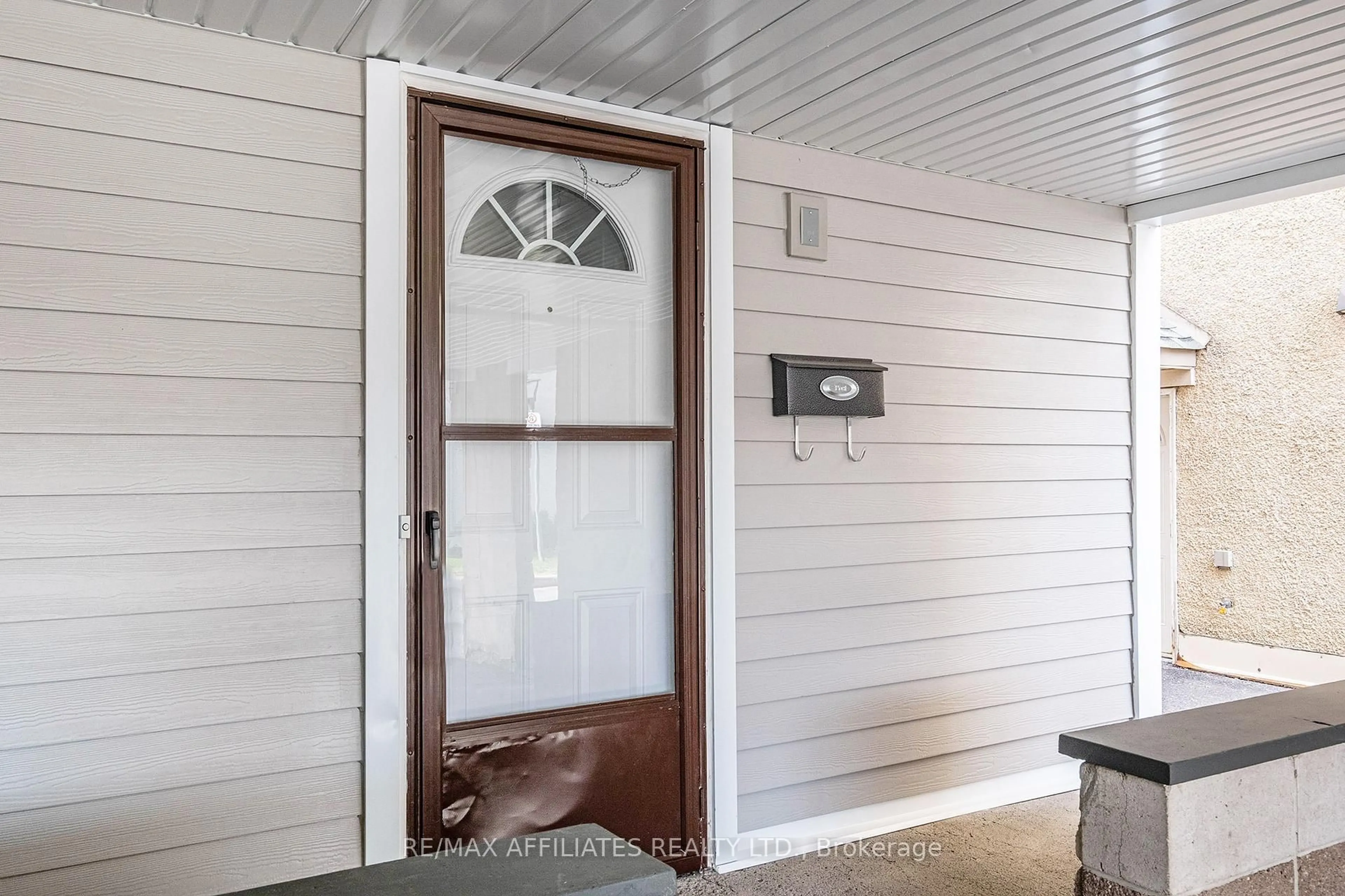 Indoor entryway for 3415 Uplands Dr #70, Ottawa Ontario K1V 9N4
