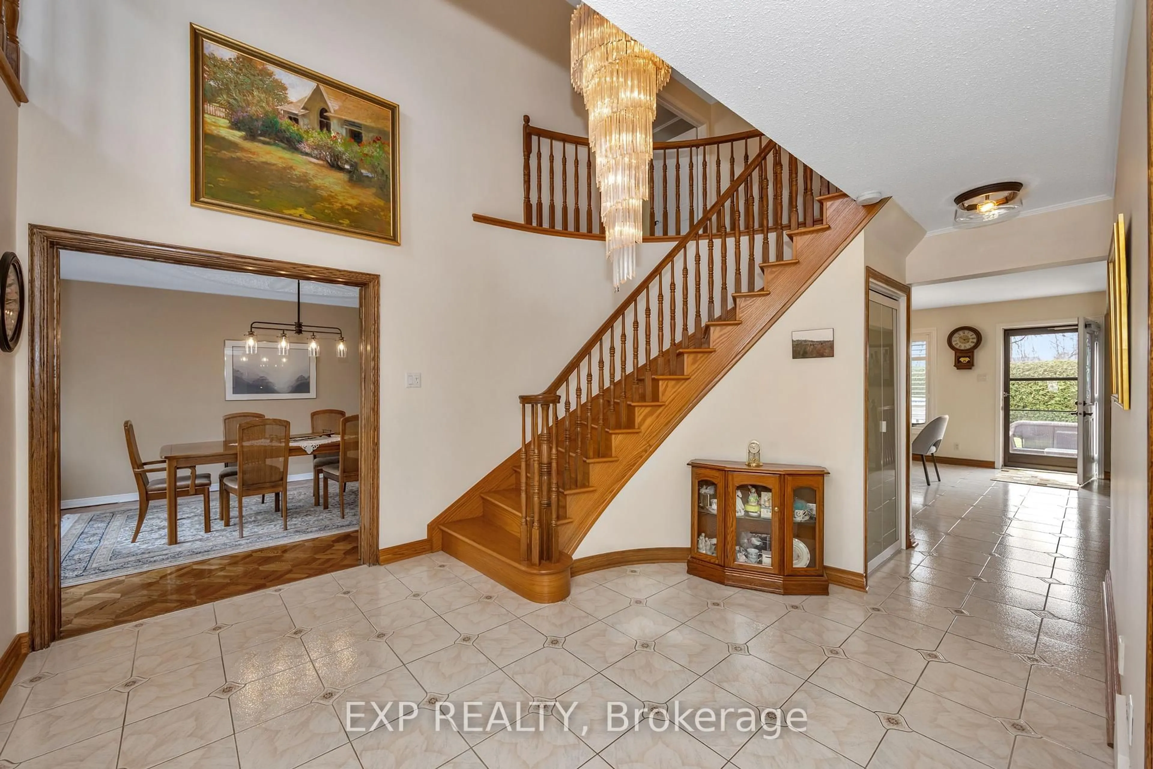 Indoor entryway for 3 Craigmohr Crt, Ottawa Ontario K2G 4P9