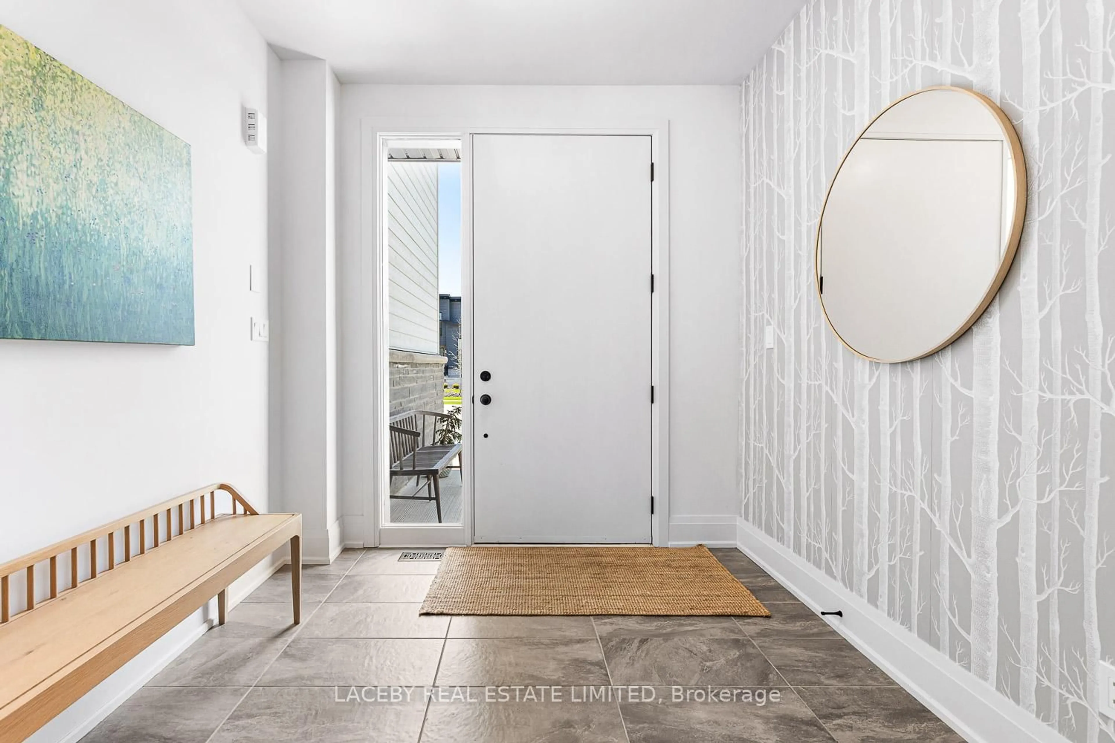 Indoor entryway for 121 Tekiah Rd, Blue Mountains Ontario N0H 1J0