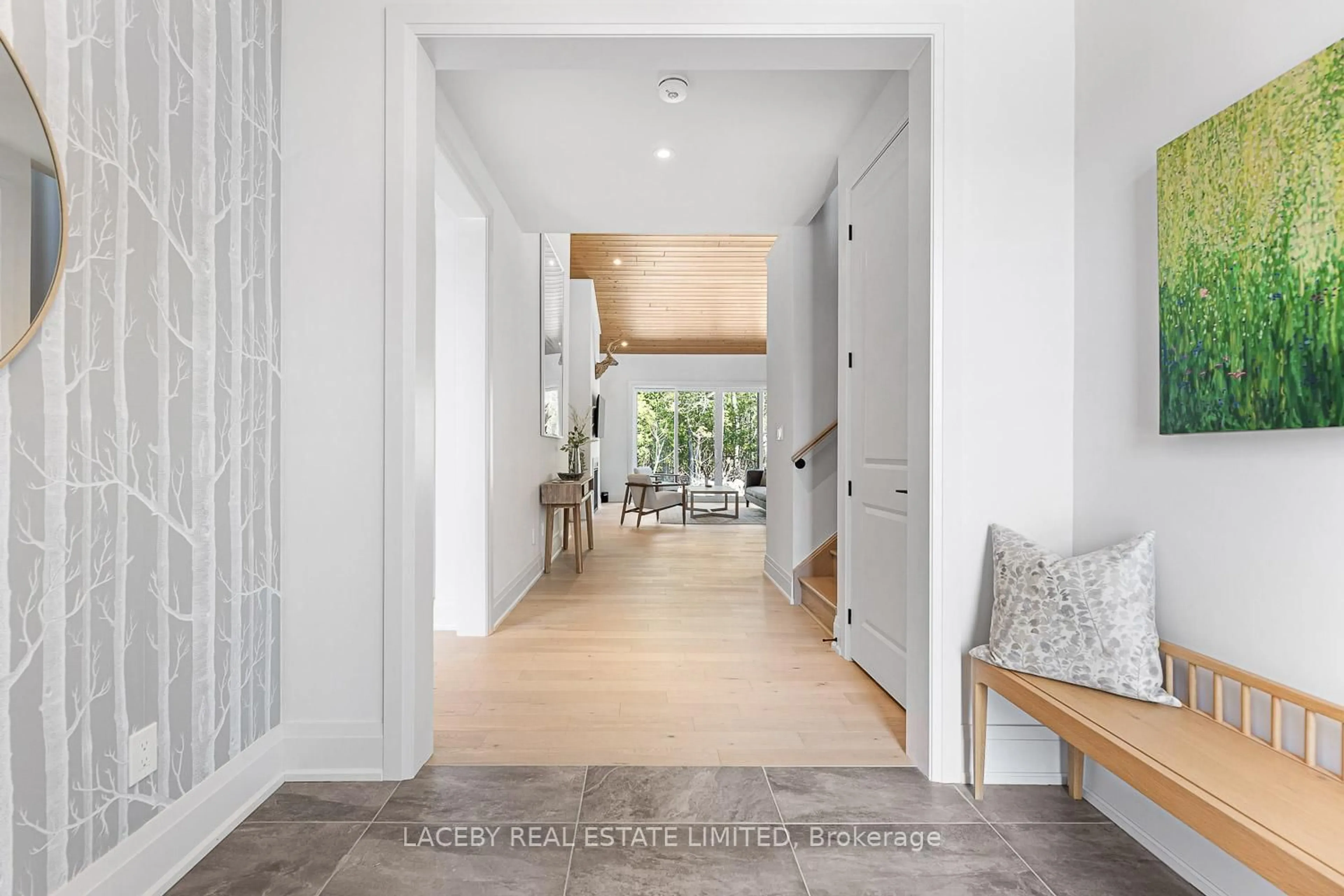 Indoor entryway for 121 Tekiah Rd, Blue Mountains Ontario N0H 1J0