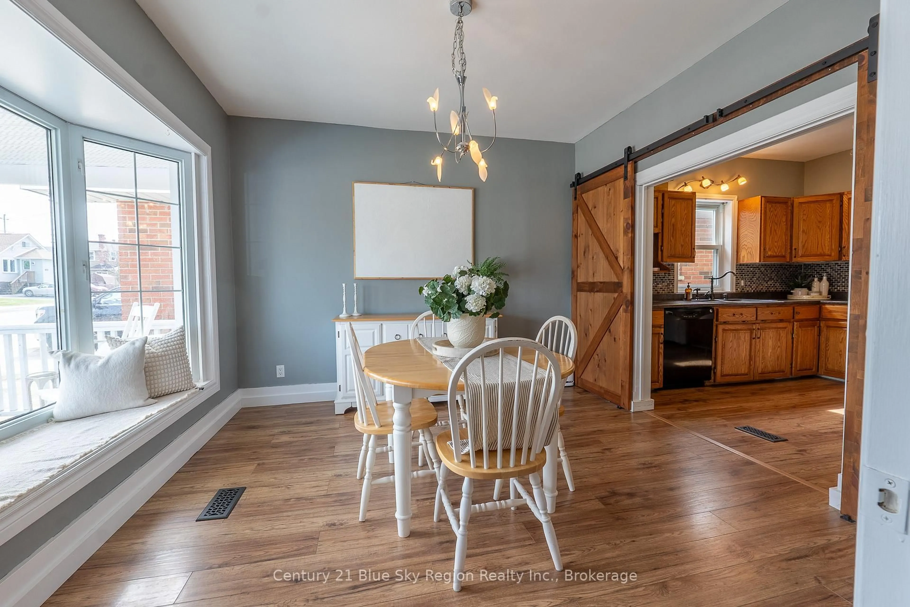 Dining room, wood/laminate floor for 1152 Hammond St, North Bay Ontario P1B 2H9