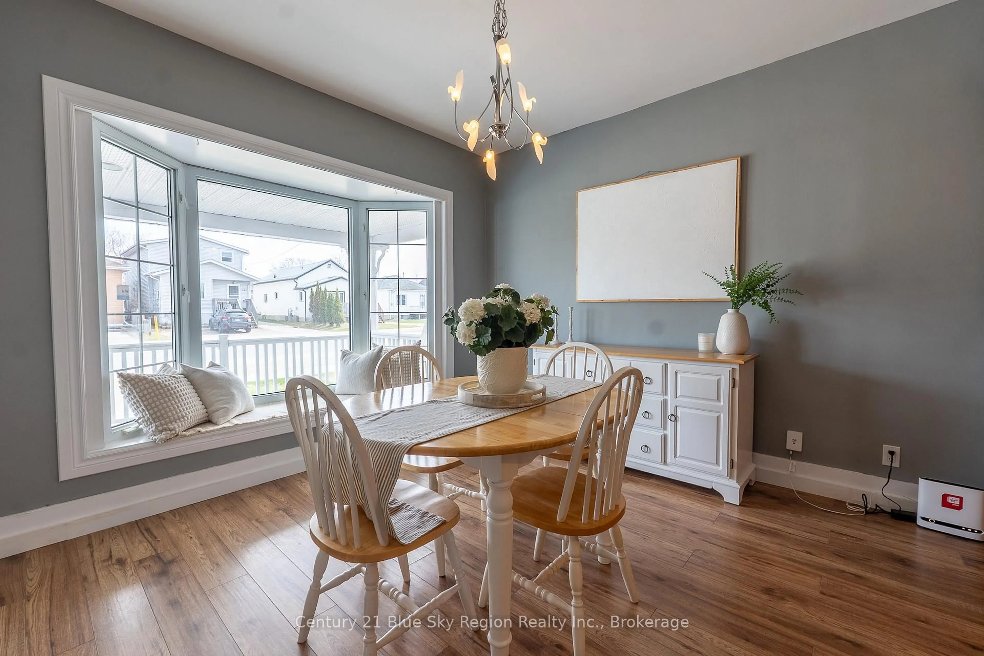 Dining room, wood/laminate floor for 1152 Hammond St, North Bay Ontario P1B 2H9