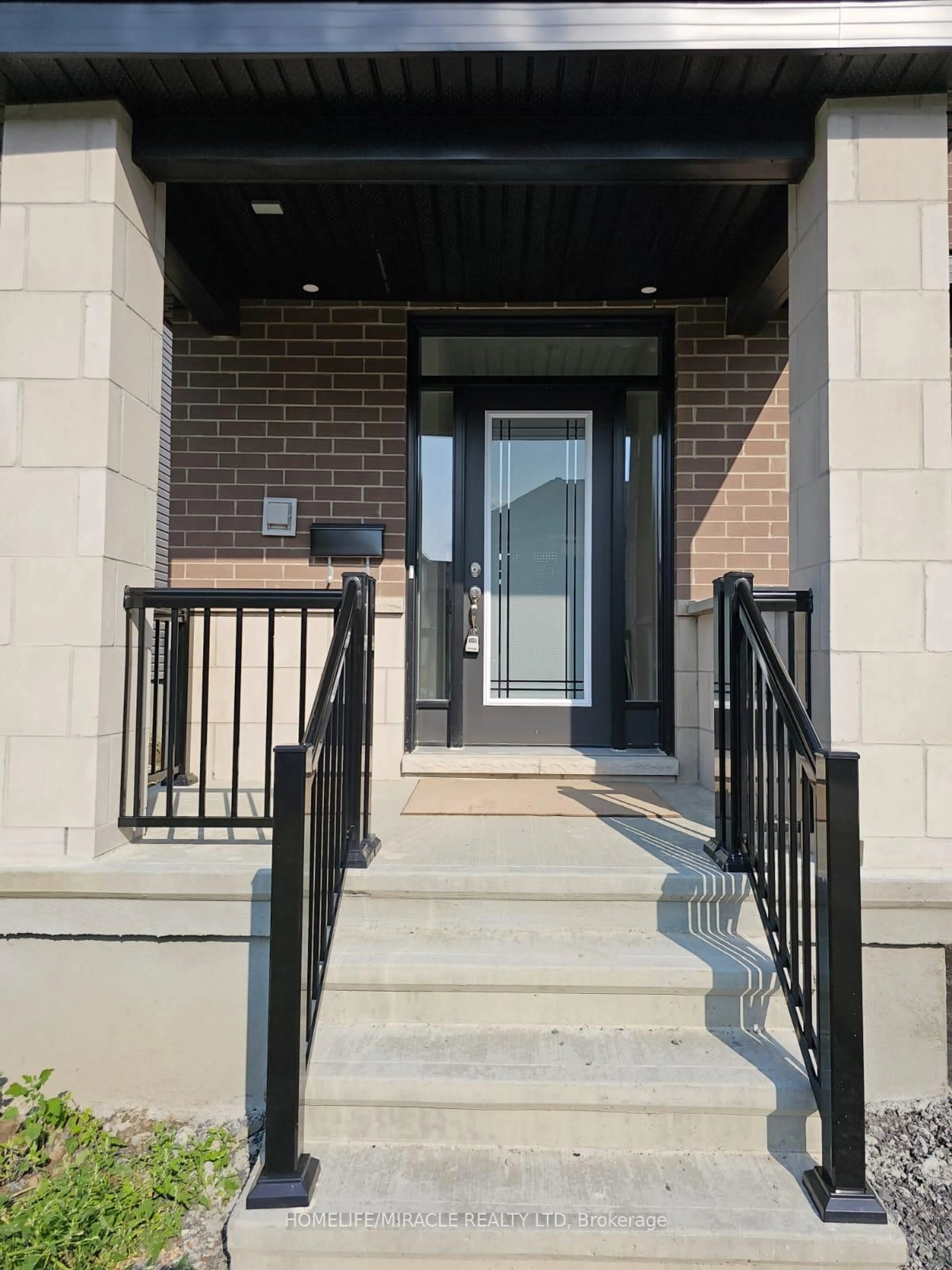 Indoor entryway for 809 Mochi Circ, Ottawa Ontario K2J 6Y9