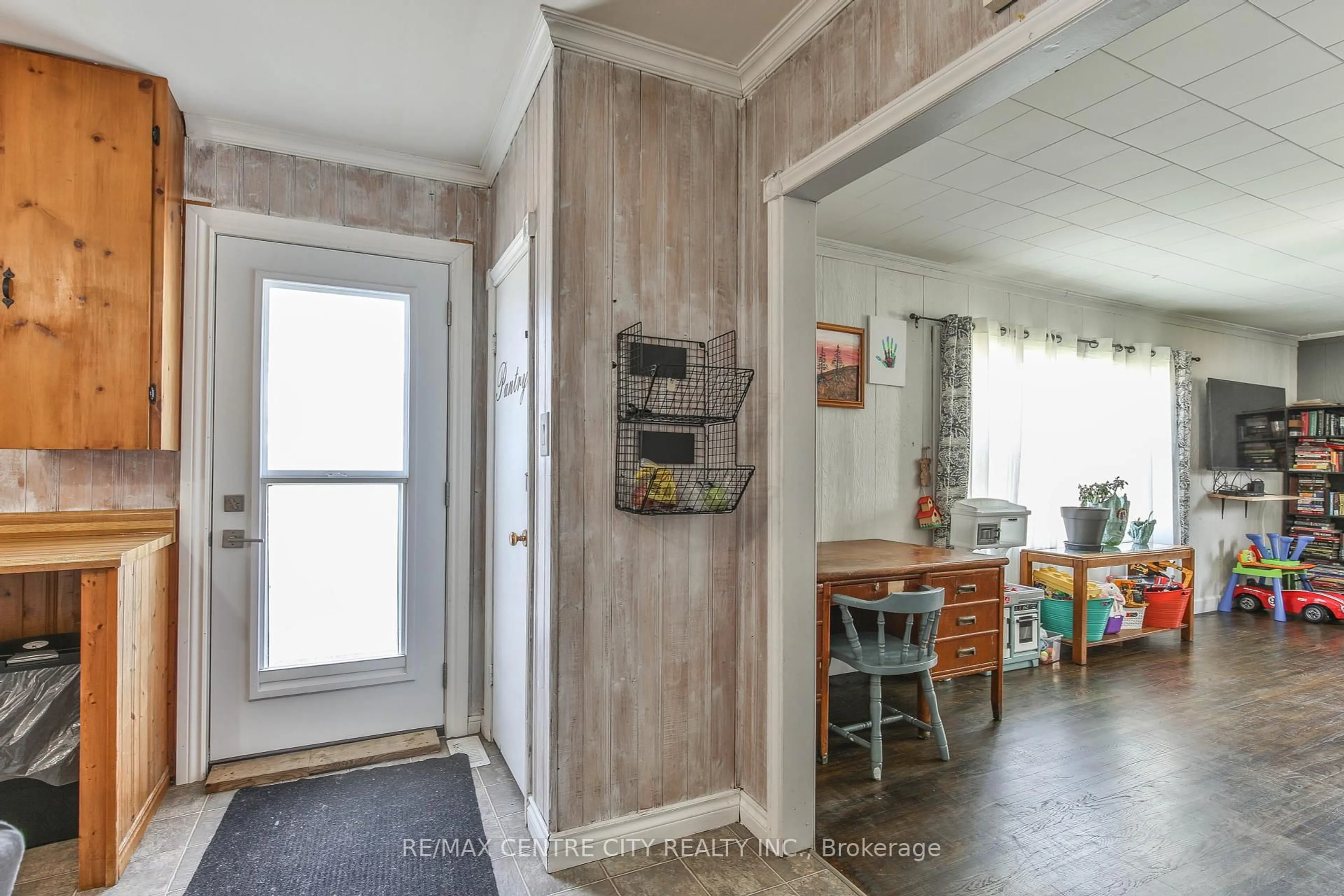 Indoor entryway for 10 Elm St, Bayham Ontario N0J 1Z0
