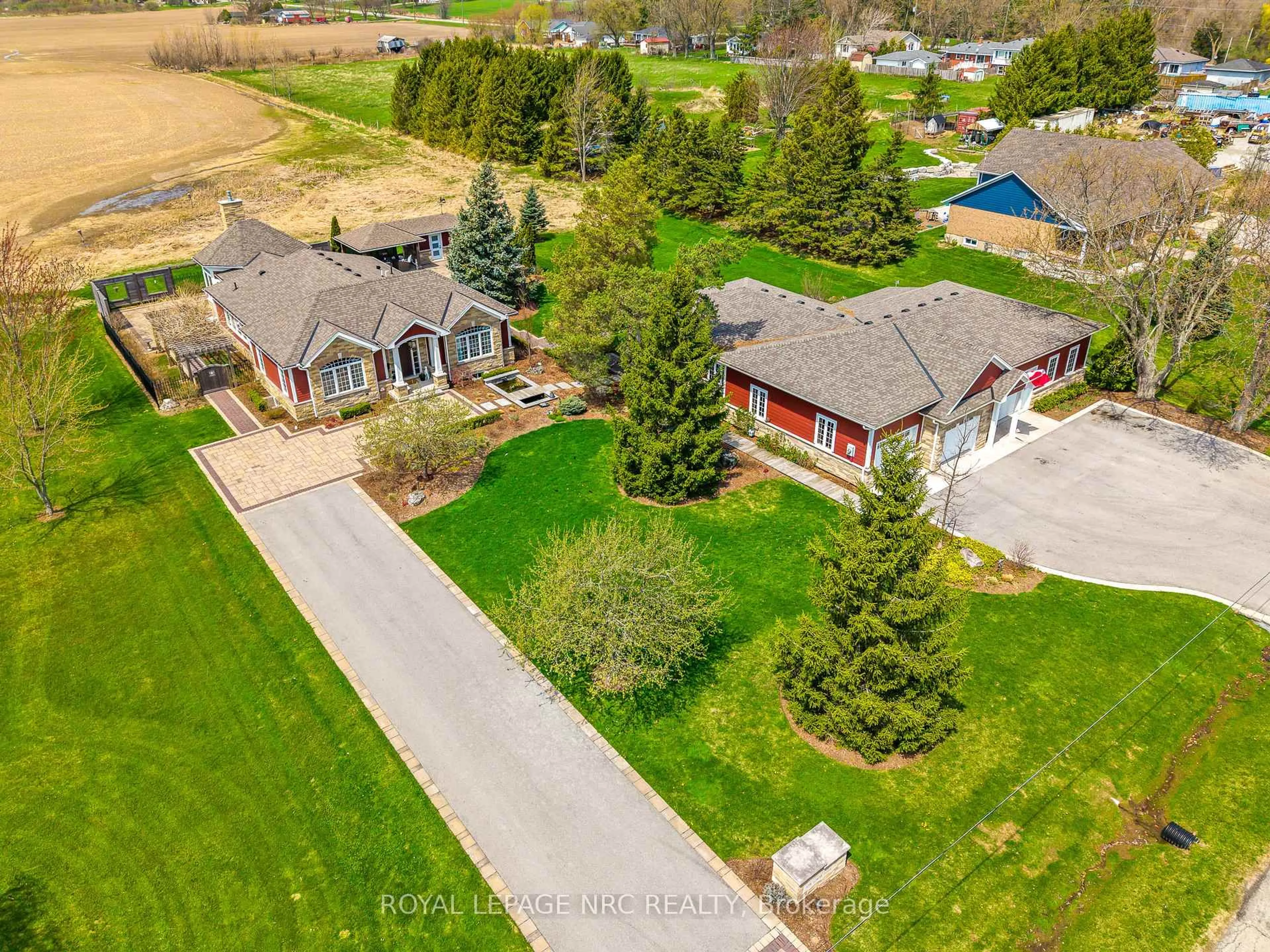 A pic from outside/outdoor area/front of a property/back of a property/a pic from drone, street for 178 Alway Rd, Grimsby Ontario L3M 4E7