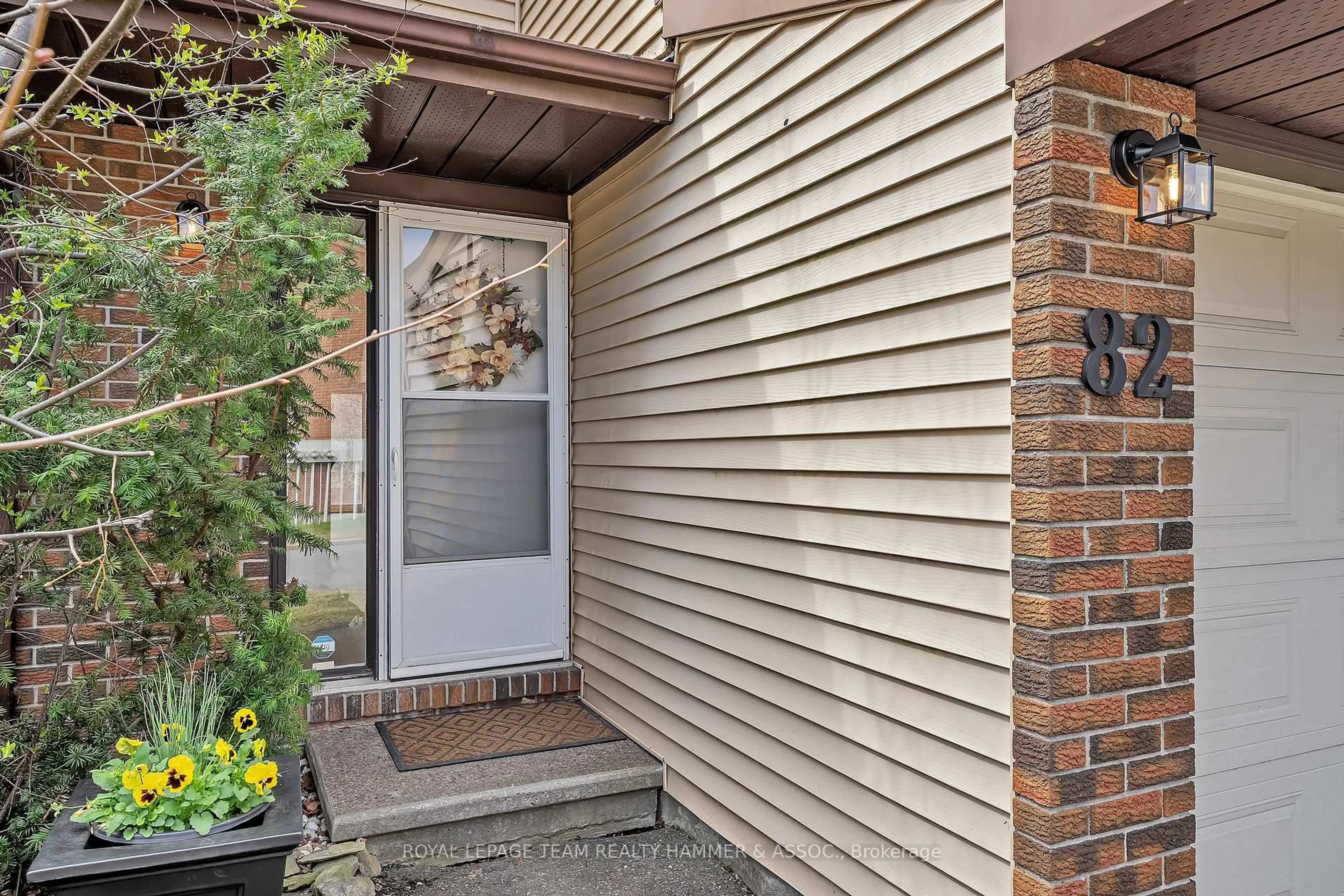 Indoor entryway for 82 Baneberry Cres, Ottawa Ontario K2L 2Y4