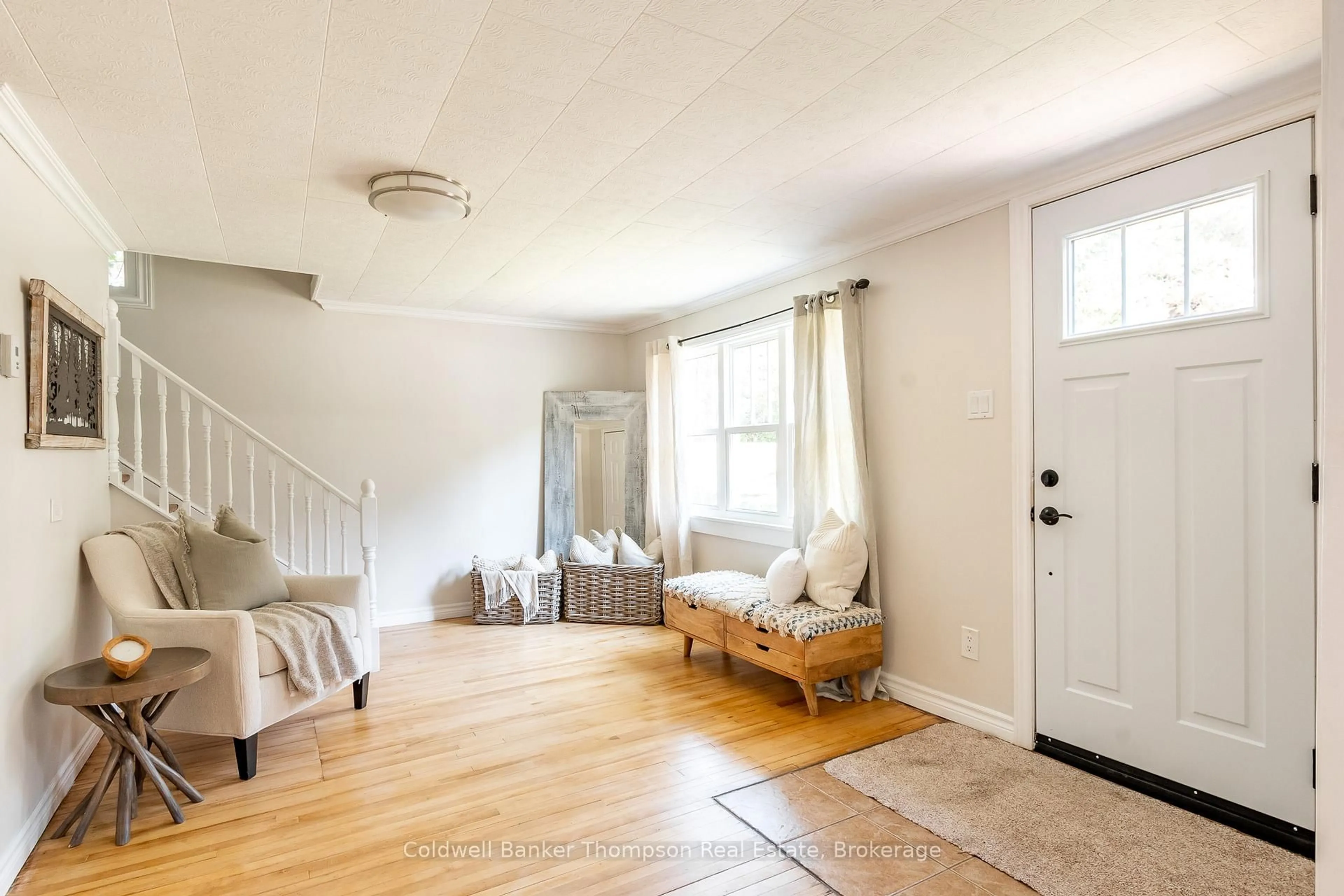 Indoor entryway for 485 North Mary Lake Rd, Huntsville Ontario P1H 1R9