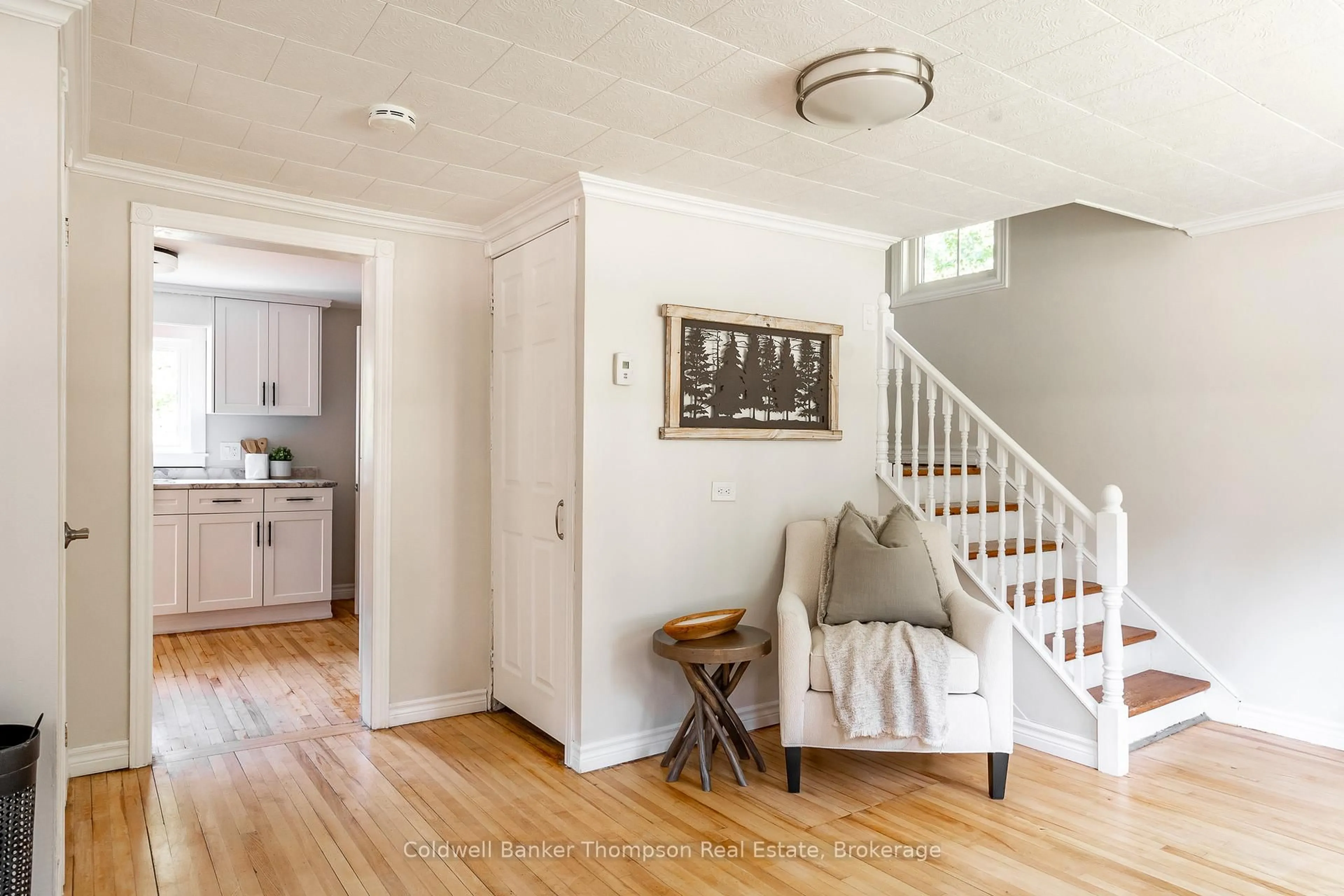 Indoor entryway for 485 North Mary Lake Rd, Huntsville Ontario P1H 1R9
