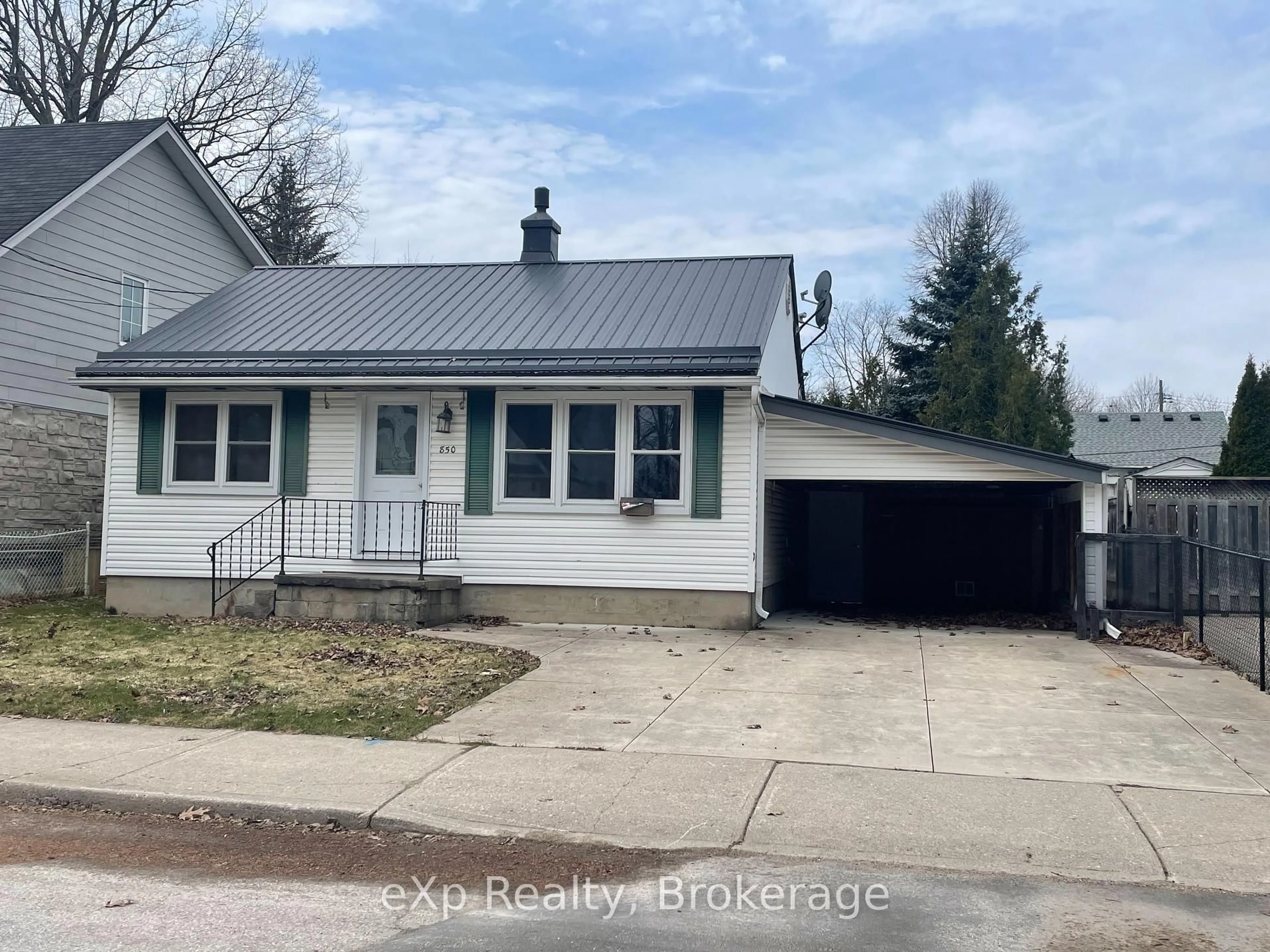 A pic from outside/outdoor area/front of a property/back of a property/a pic from drone, street for 850 4th A Ave, Owen Sound Ontario N4K 4Z8