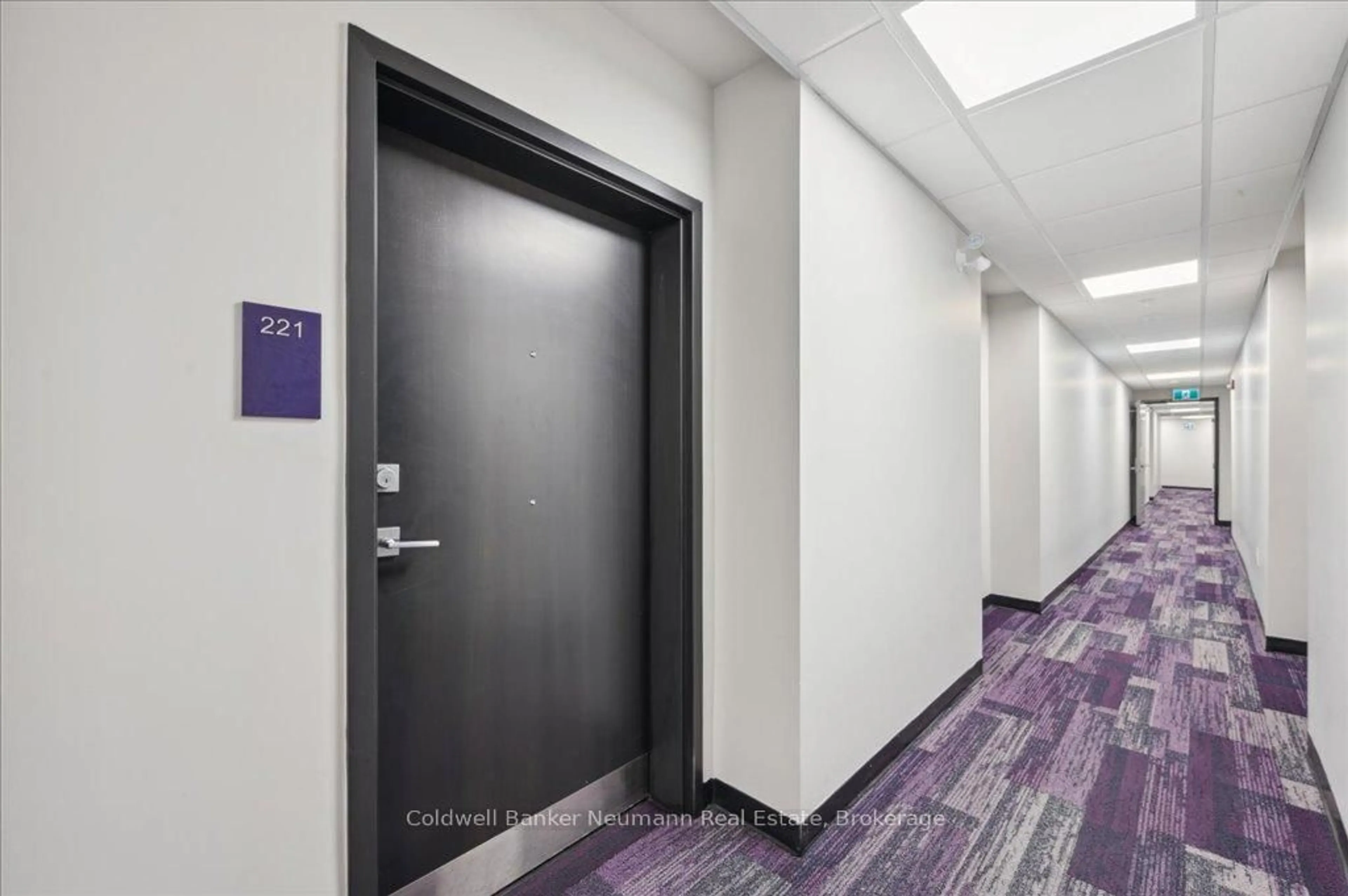 Indoor foyer for 35 Kingsbury Sq #221, Guelph Ontario N1L 0J4