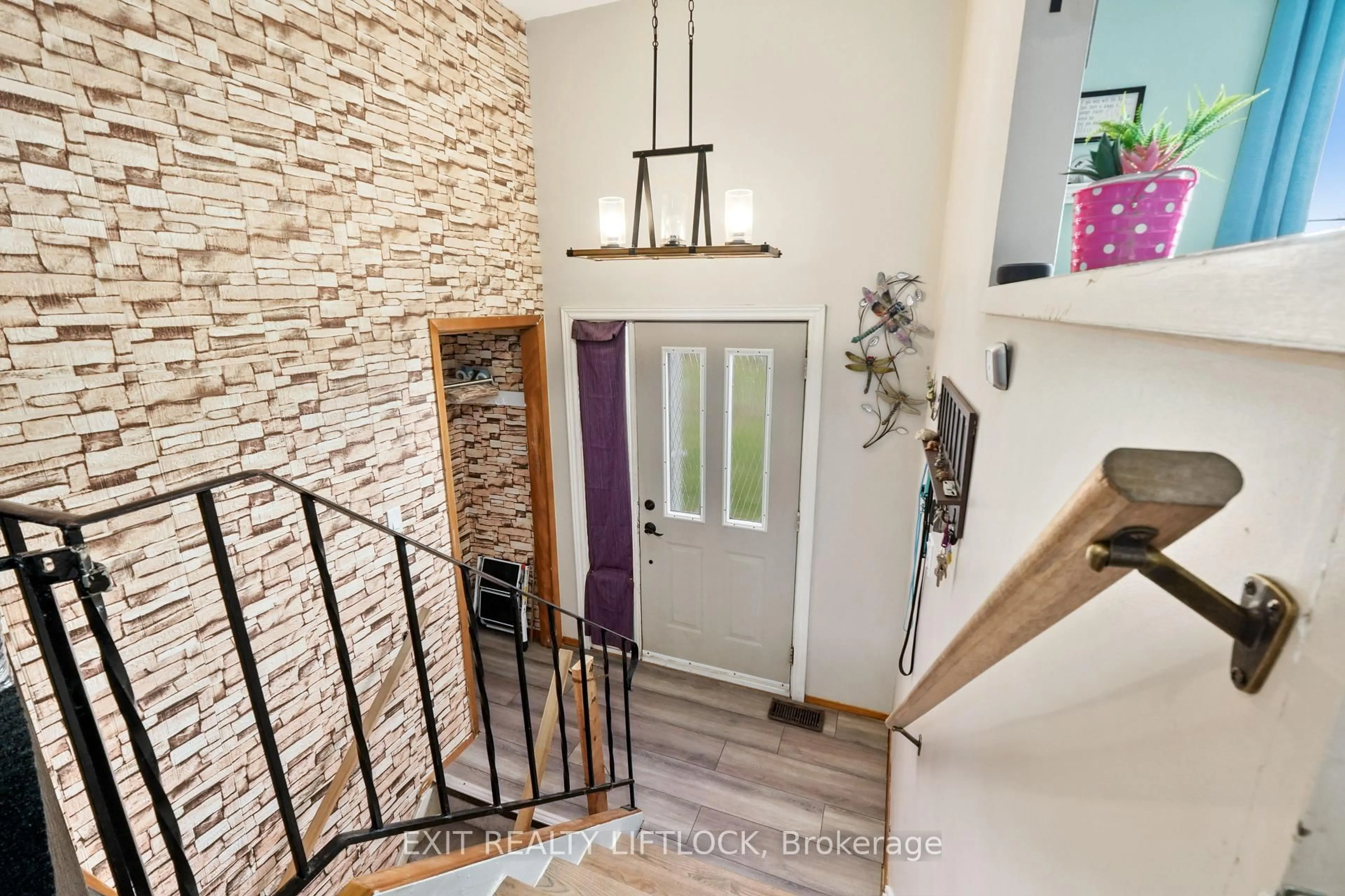 Indoor entryway for 1688 Tara Rd, Selwyn Ontario K9J 6X2