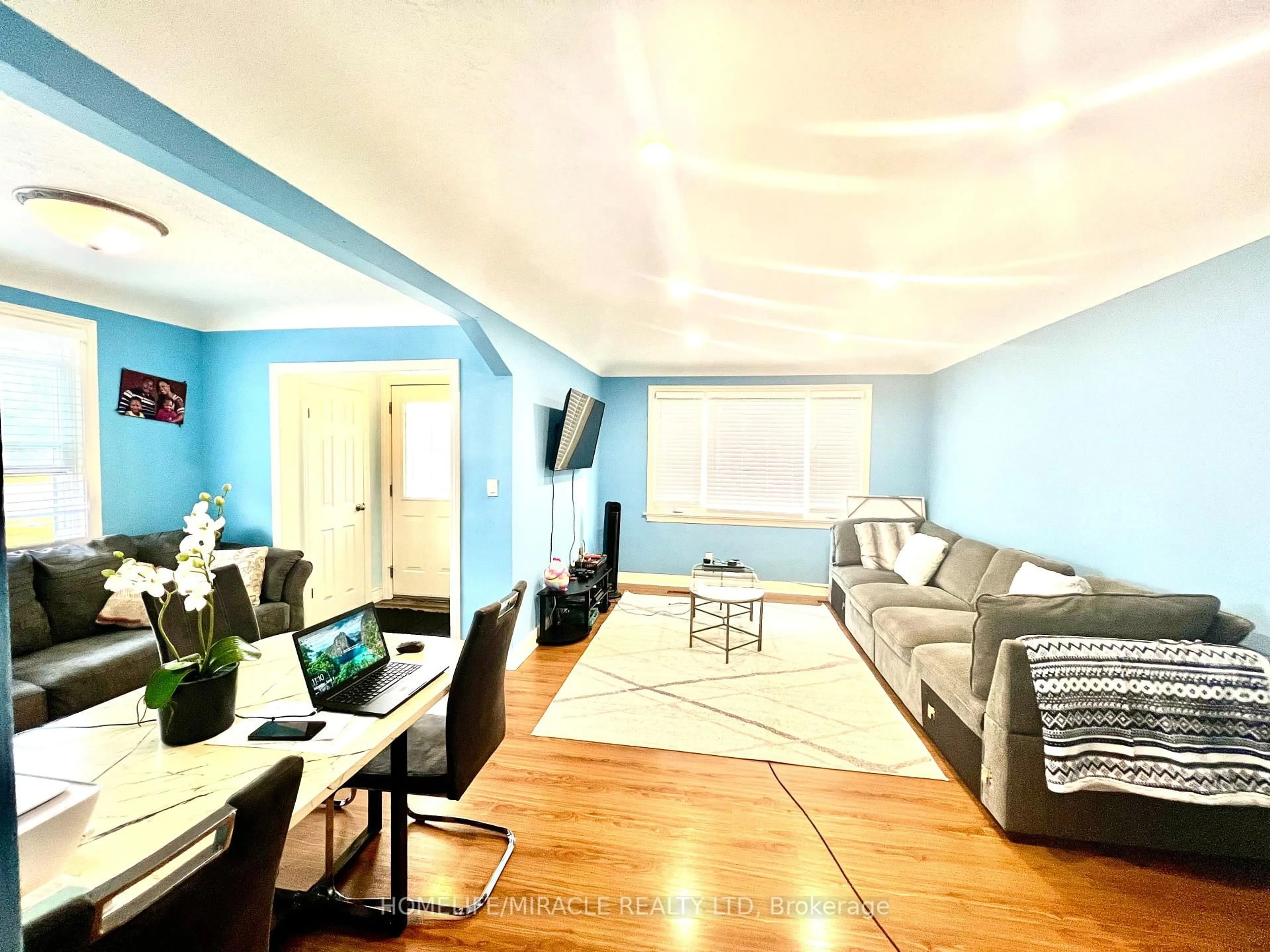 Living room with furniture, unknown for 87 Rice Rd, Welland Ontario L3C 2V6