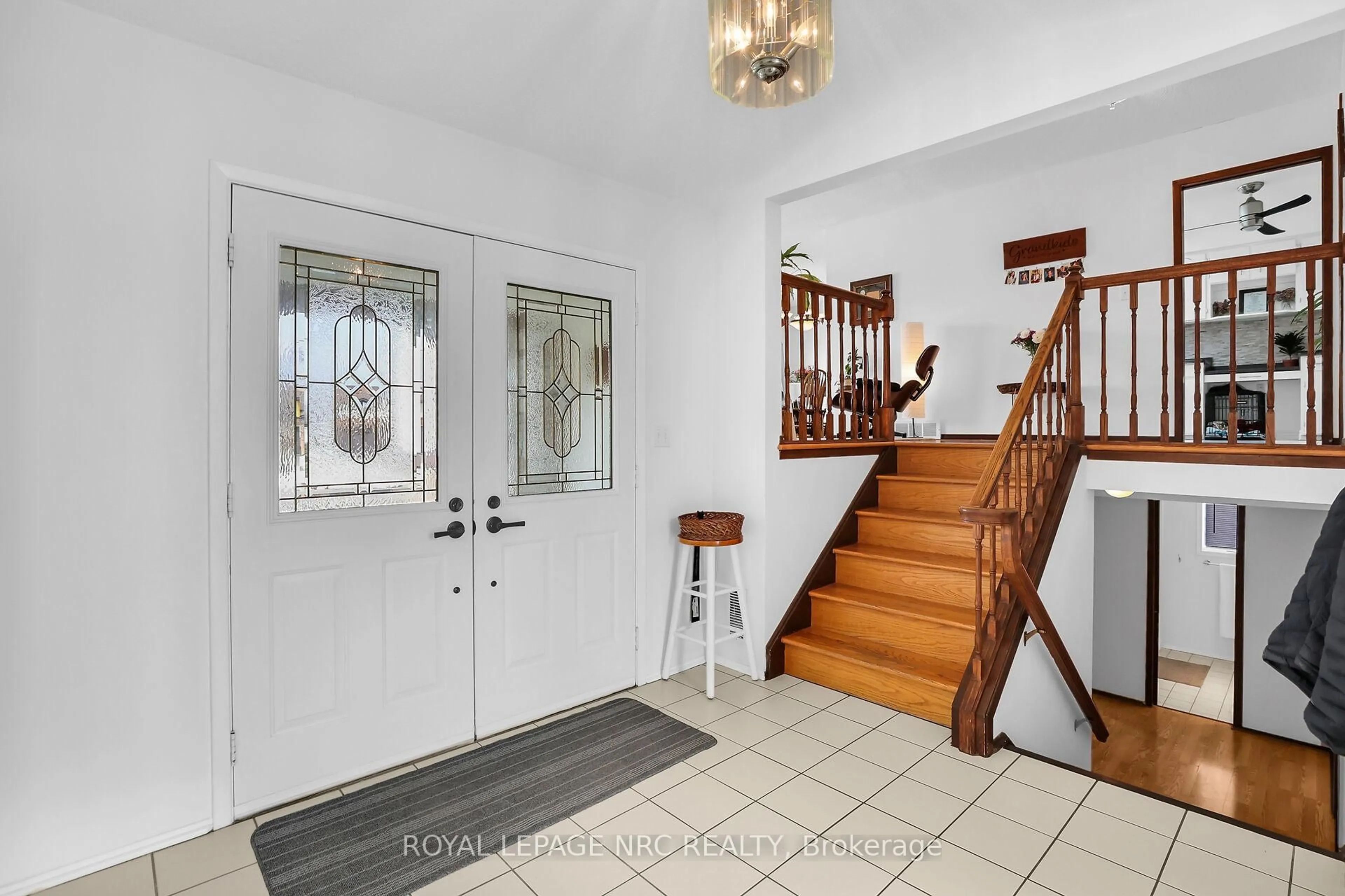 Indoor entryway for 12 Englewood Crt, Fort Erie Ontario L2A 5X5