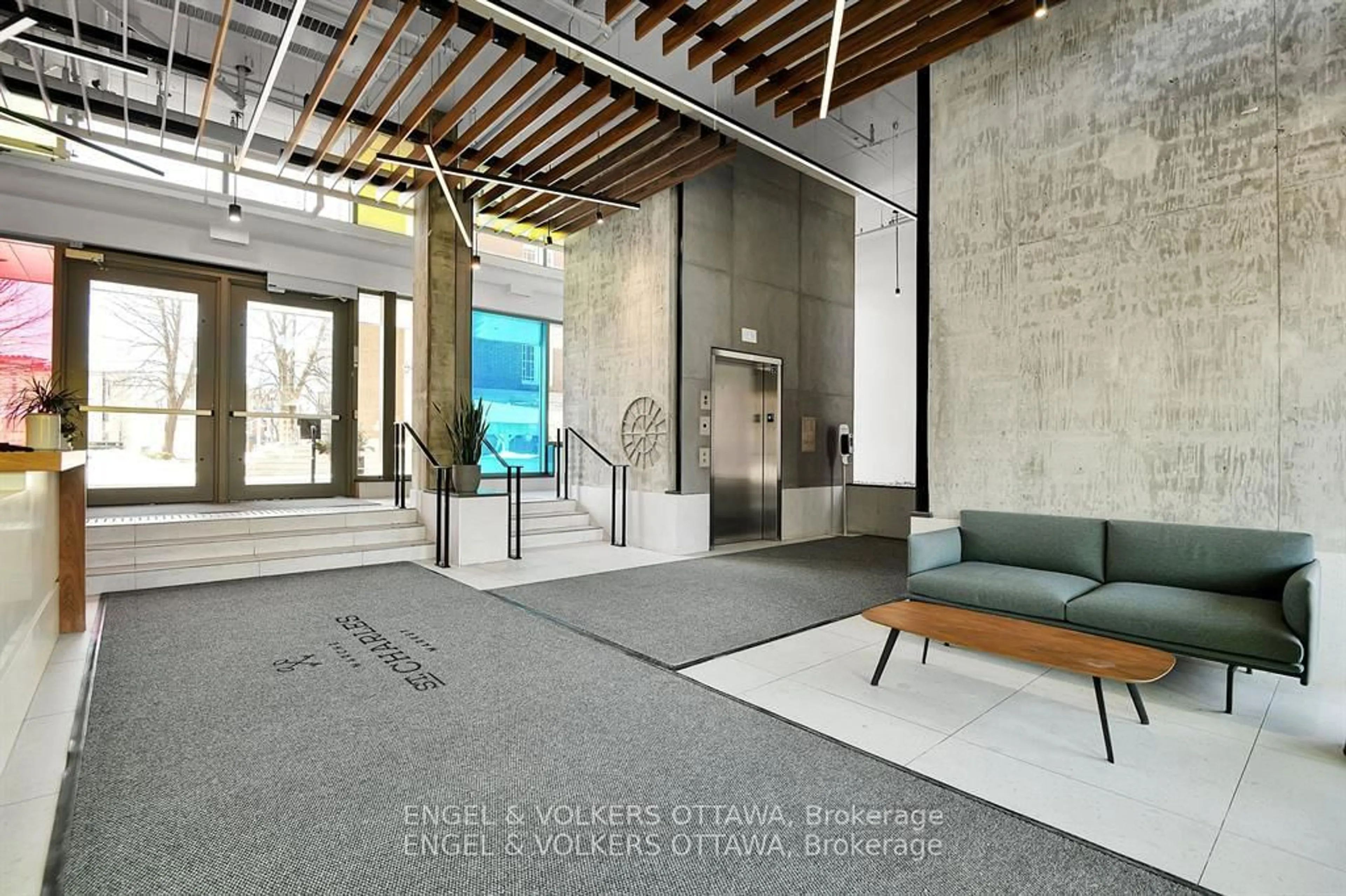 Indoor foyer for 135 Barrette St #501, Ottawa Ontario K1L 7Z9