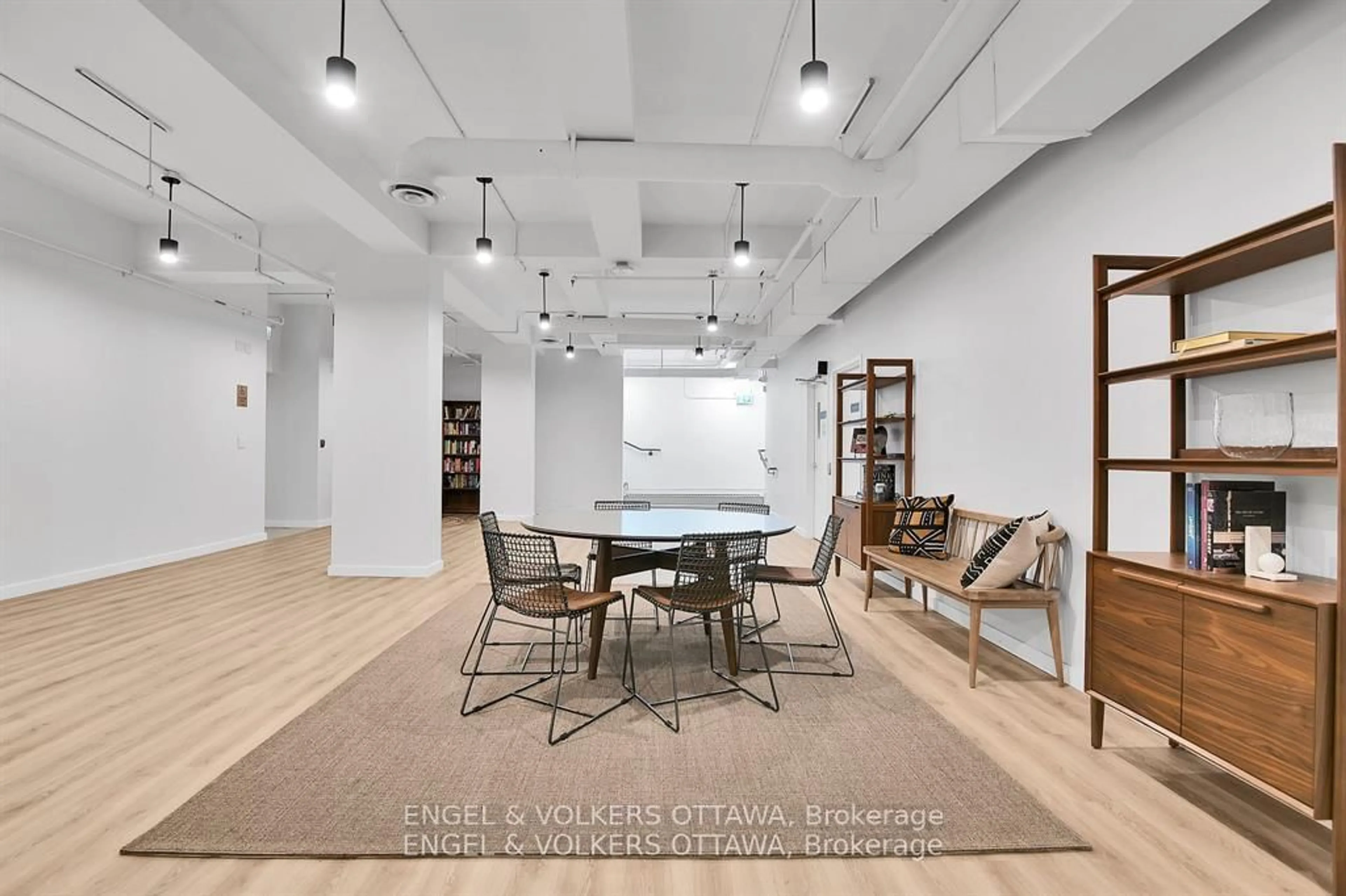 Indoor foyer for 135 Barrette St #501, Ottawa Ontario K1L 7Z9
