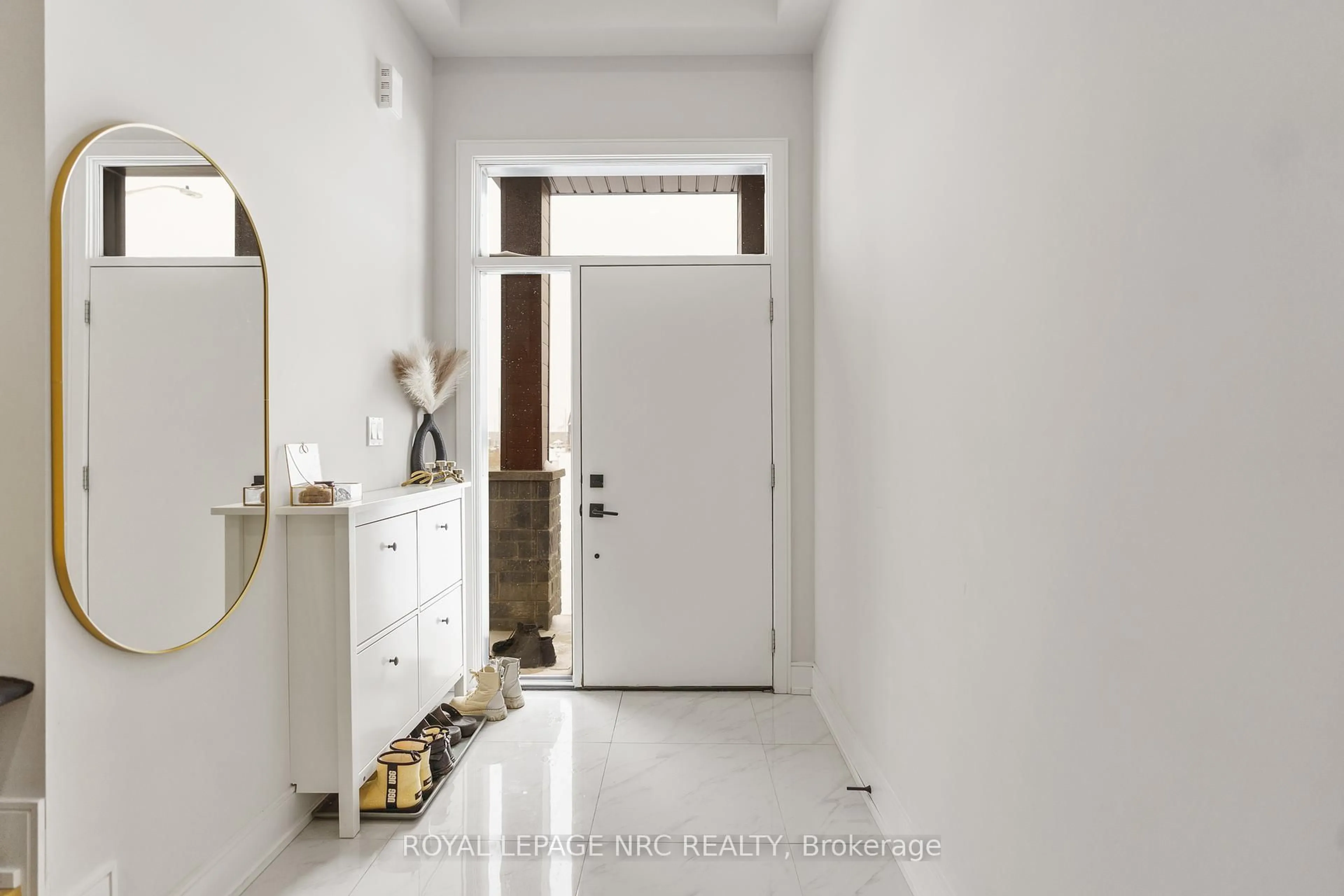 Indoor entryway for 7386 Splendour Dr, Niagara Falls Ontario L2H 3V8