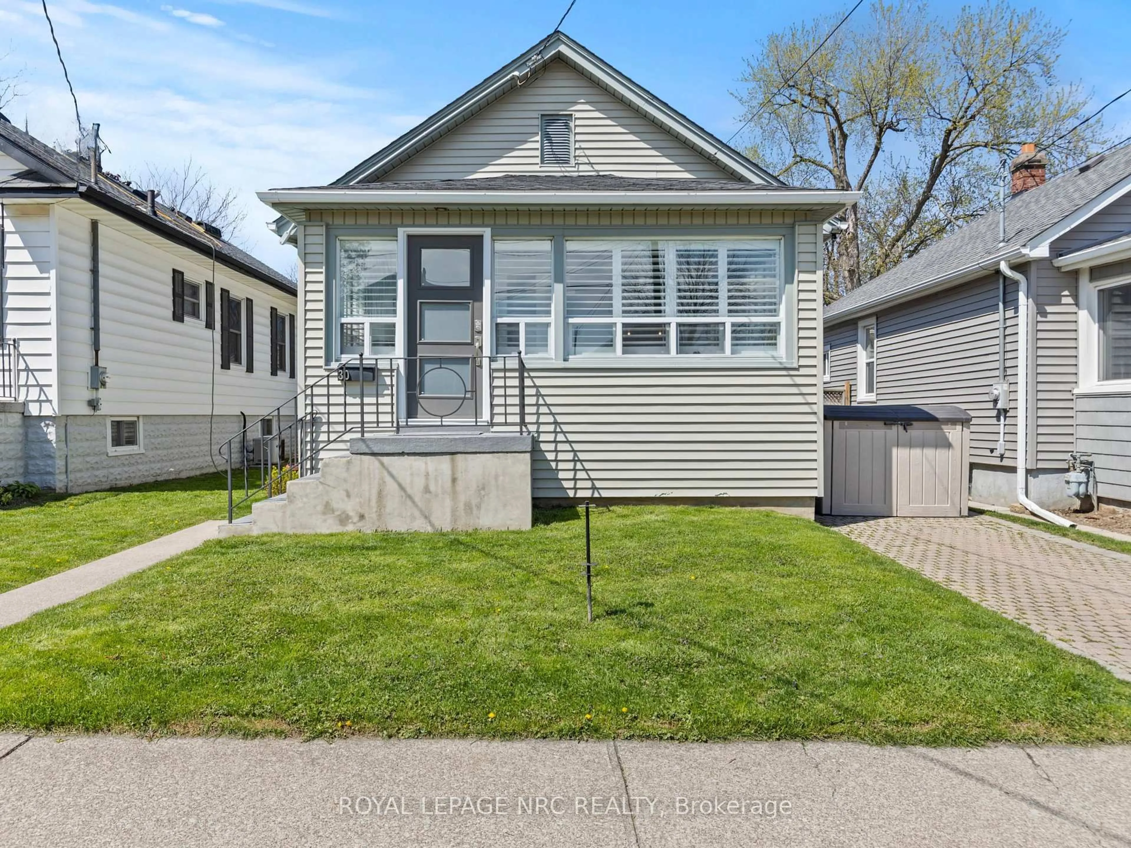 Home with vinyl exterior material, street for 30 Ann St, Thorold Ontario L2V 2J5