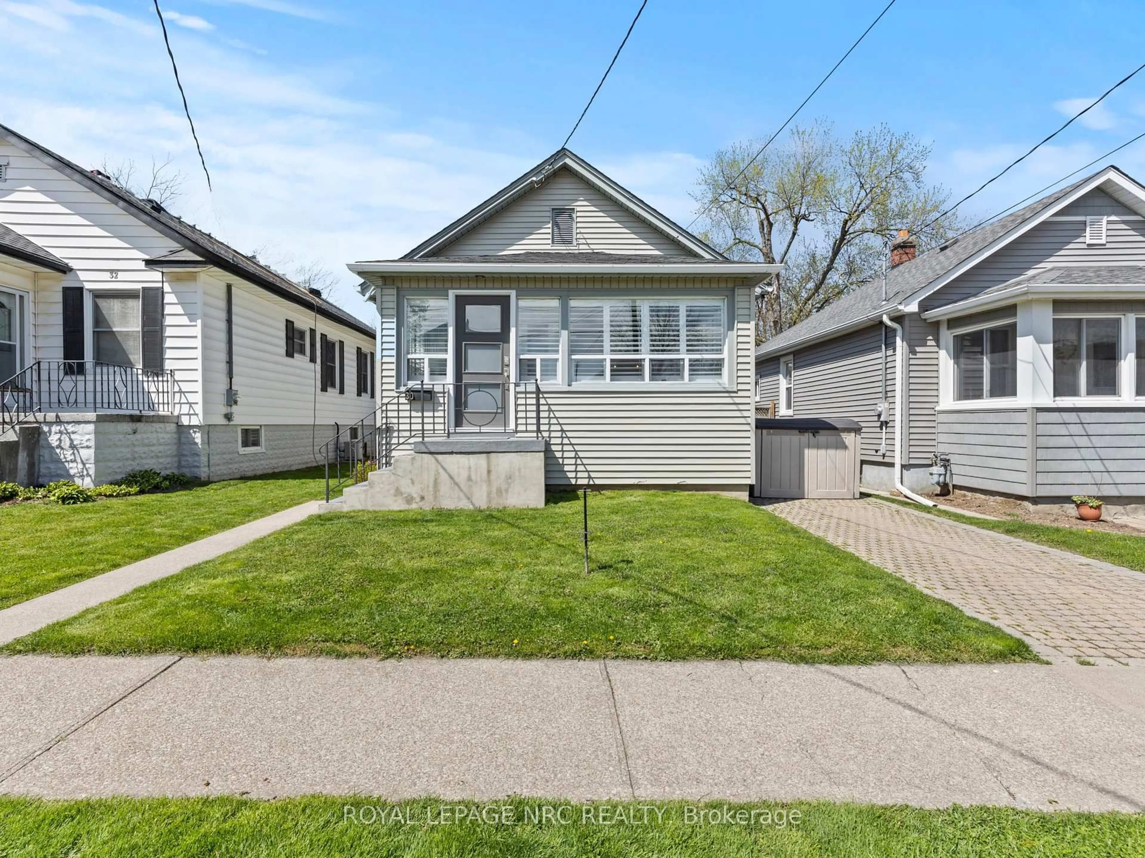 Home with vinyl exterior material, street for 30 Ann St, Thorold Ontario L2V 2J5