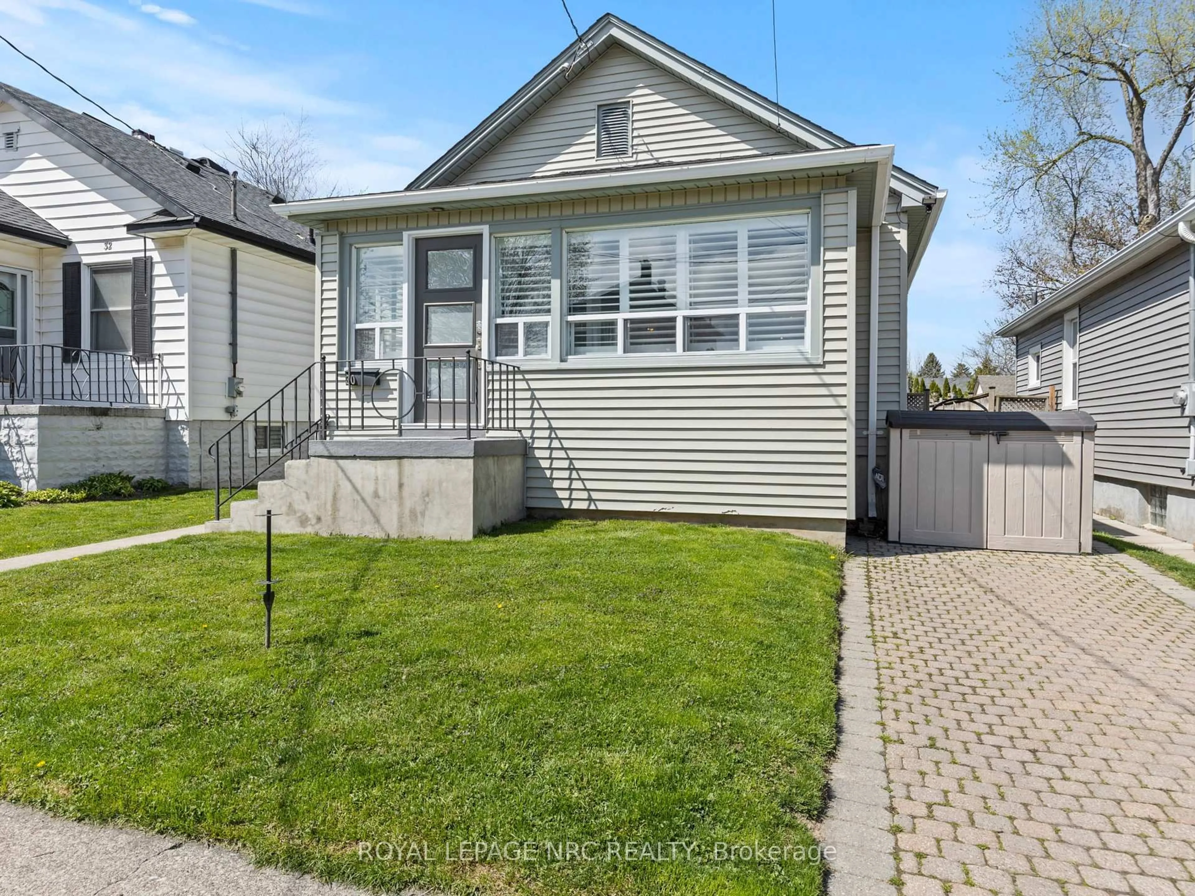 Home with vinyl exterior material, street for 30 Ann St, Thorold Ontario L2V 2J5