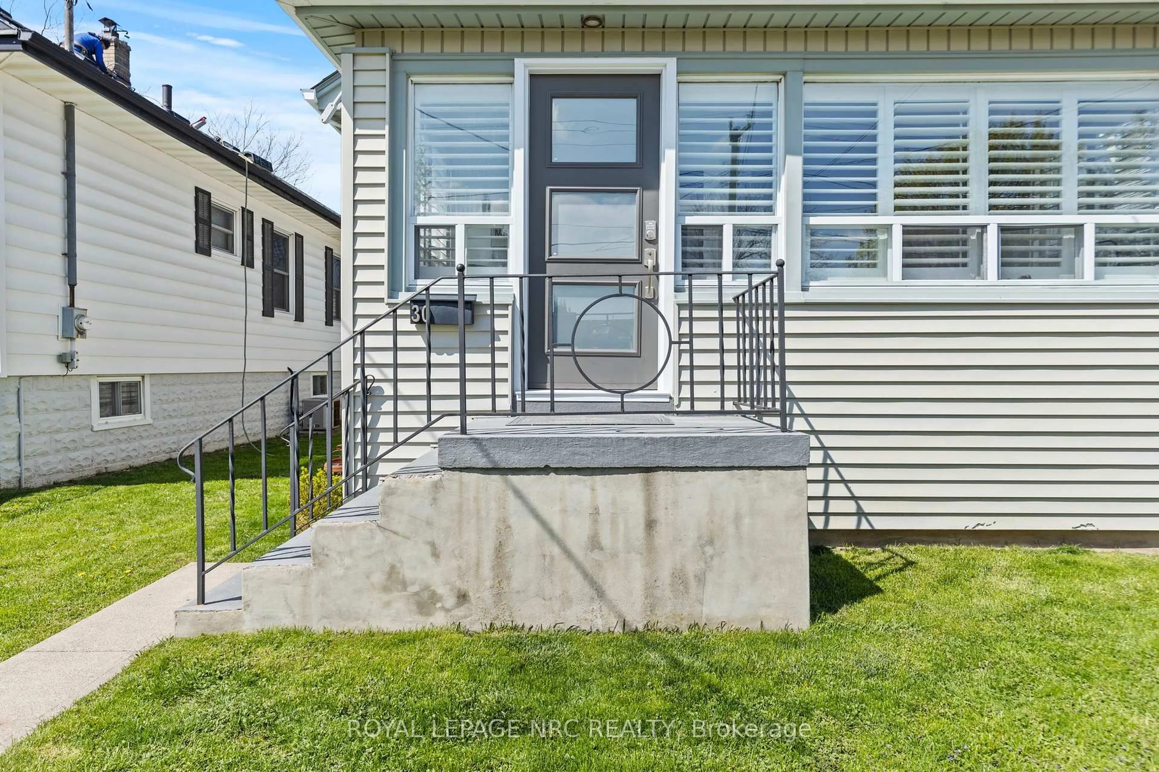 Home with vinyl exterior material, street for 30 Ann St, Thorold Ontario L2V 2J5