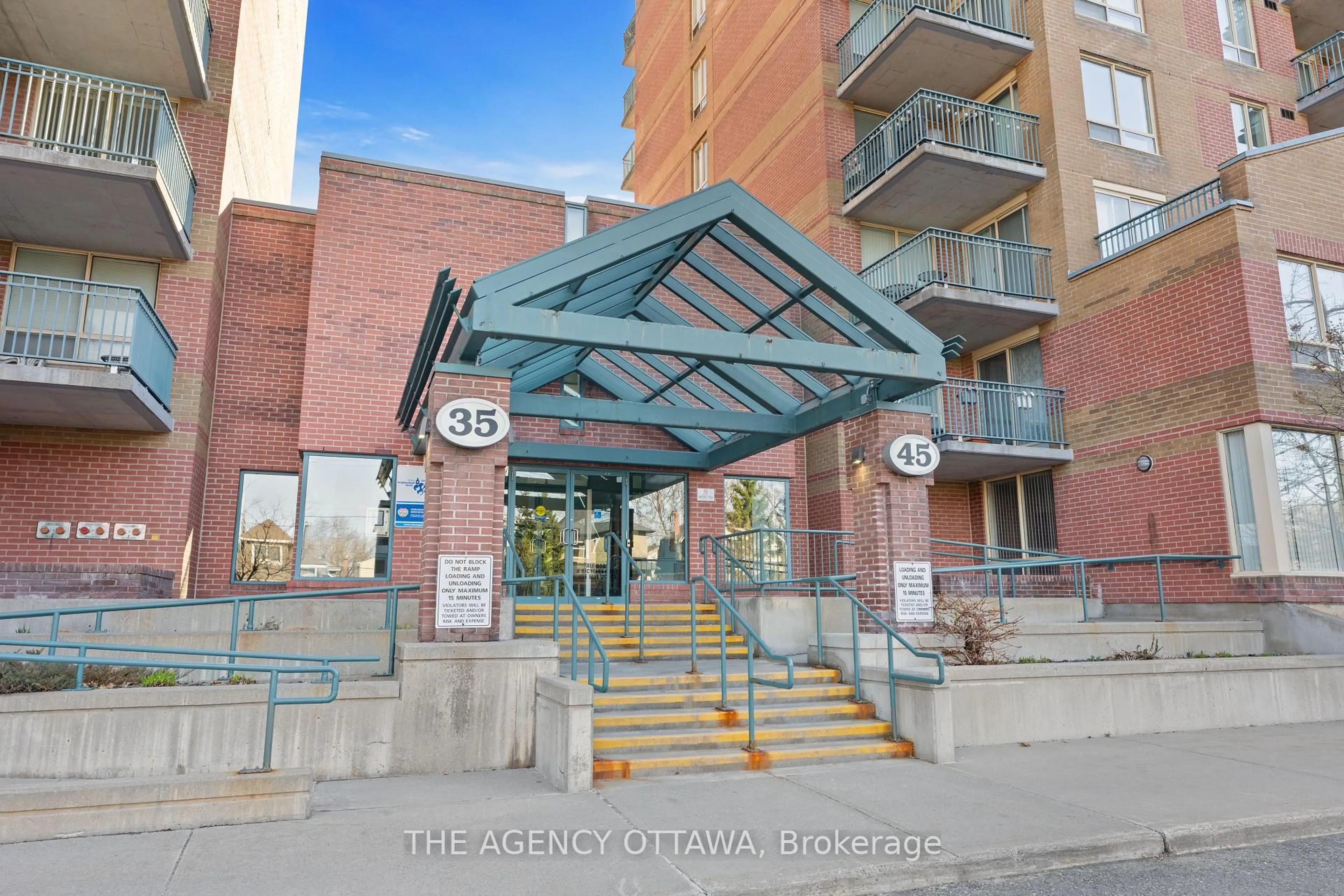 Indoor foyer for 45 Holland Ave #610, Ottawa Ontario K1Y 4S3