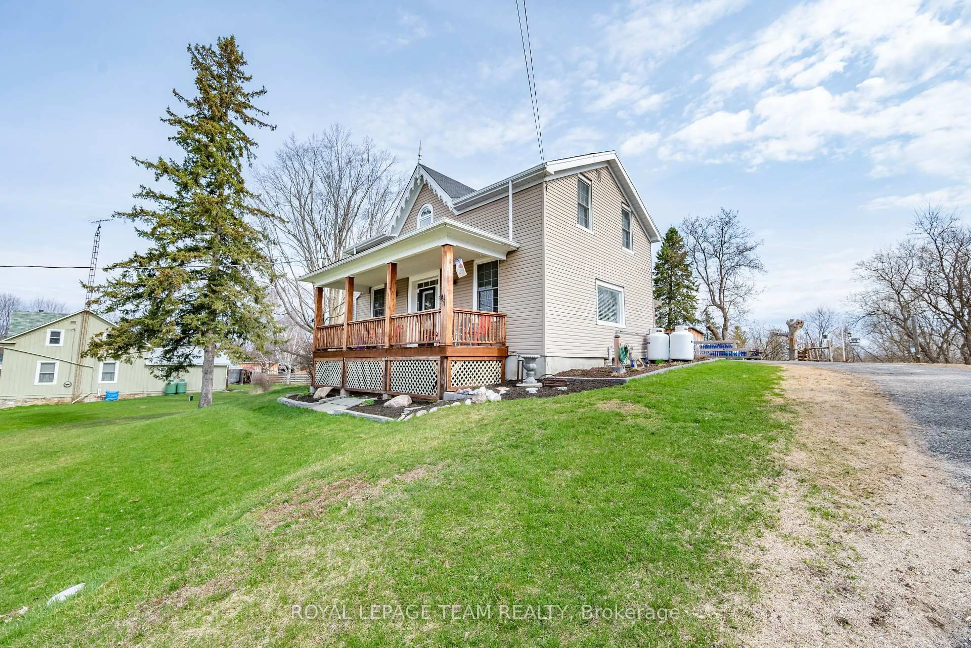 A pic from outside/outdoor area/front of a property/back of a property/a pic from drone, unknown for 81 York St, Lanark Ontario K0G 1K0