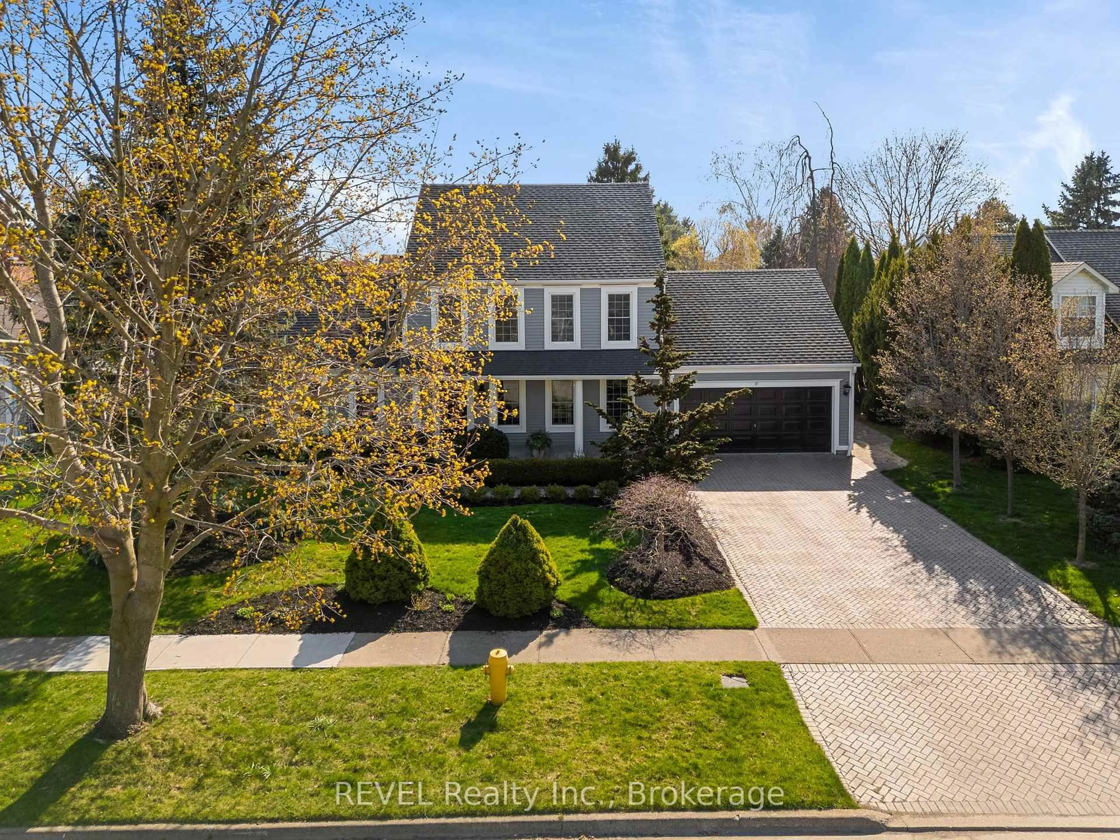 A pic from outside/outdoor area/front of a property/back of a property/a pic from drone, street for 41 Colonel Butler Cres, Niagara-on-the-Lake Ontario L0S 1J0
