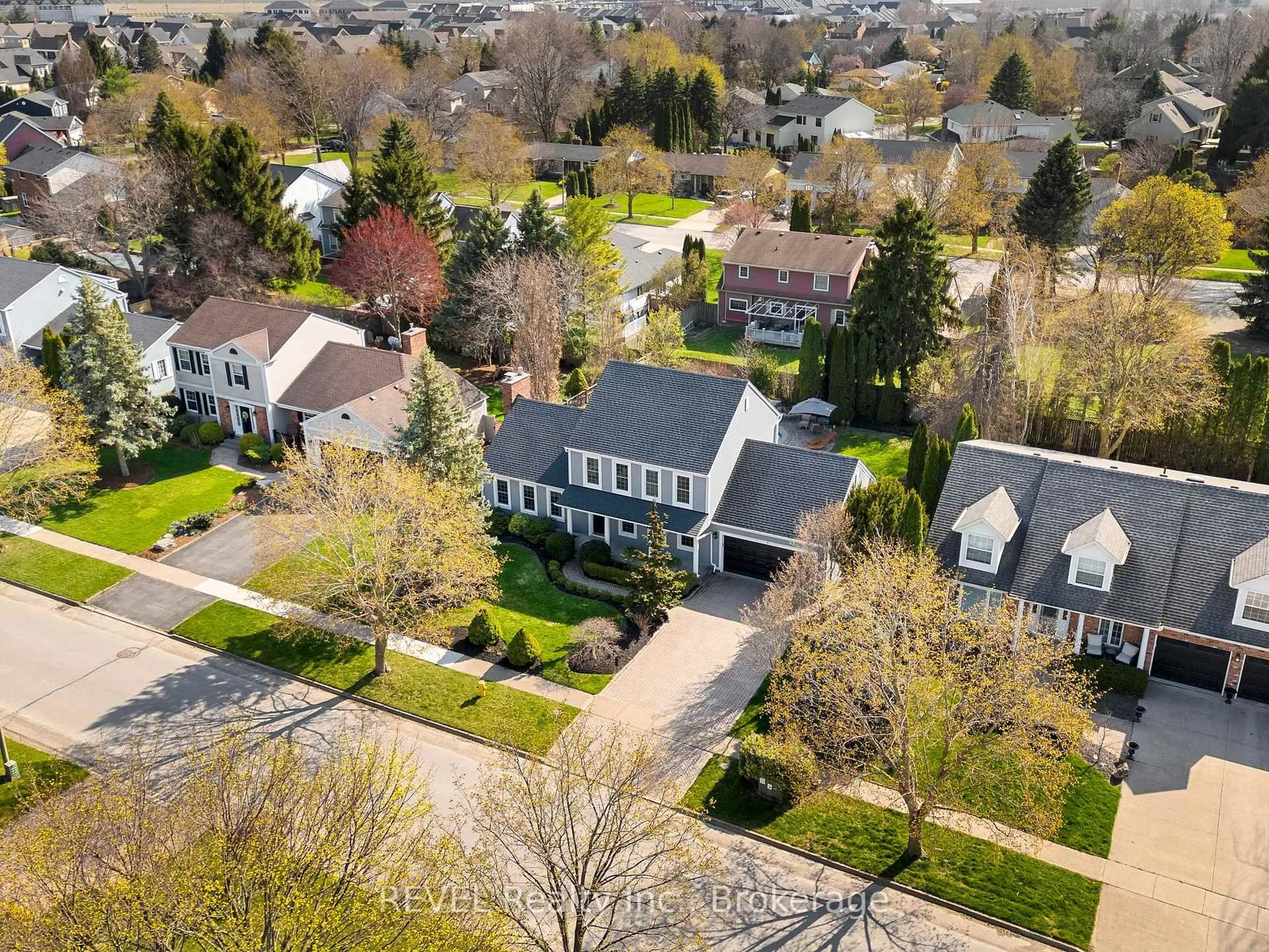 A pic from outside/outdoor area/front of a property/back of a property/a pic from drone, street for 41 Colonel Butler Cres, Niagara-on-the-Lake Ontario L0S 1J0