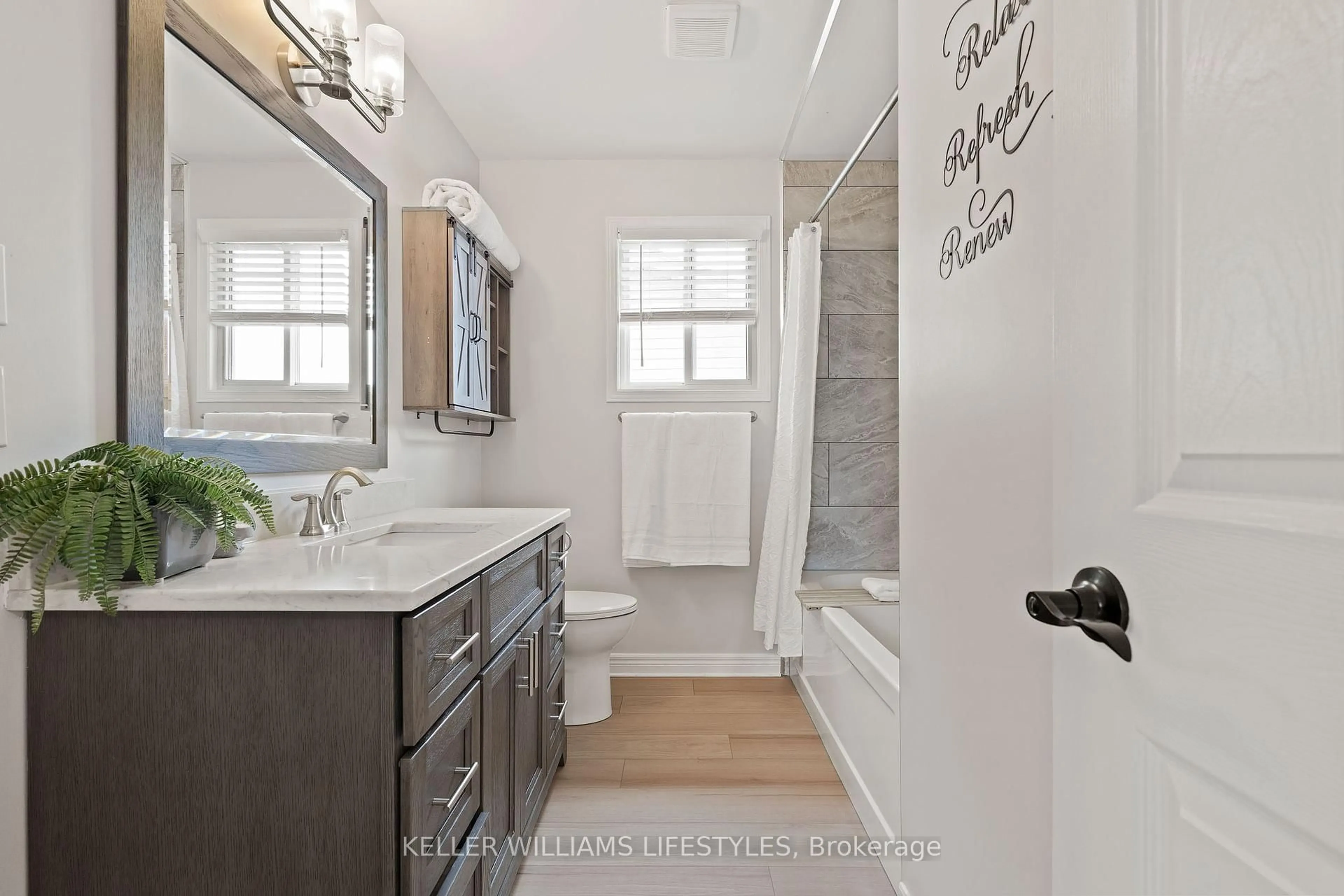Contemporary bathroom, ceramic/tile floor for 9886 FLORENCE St, Southwold Ontario N5P 4L3