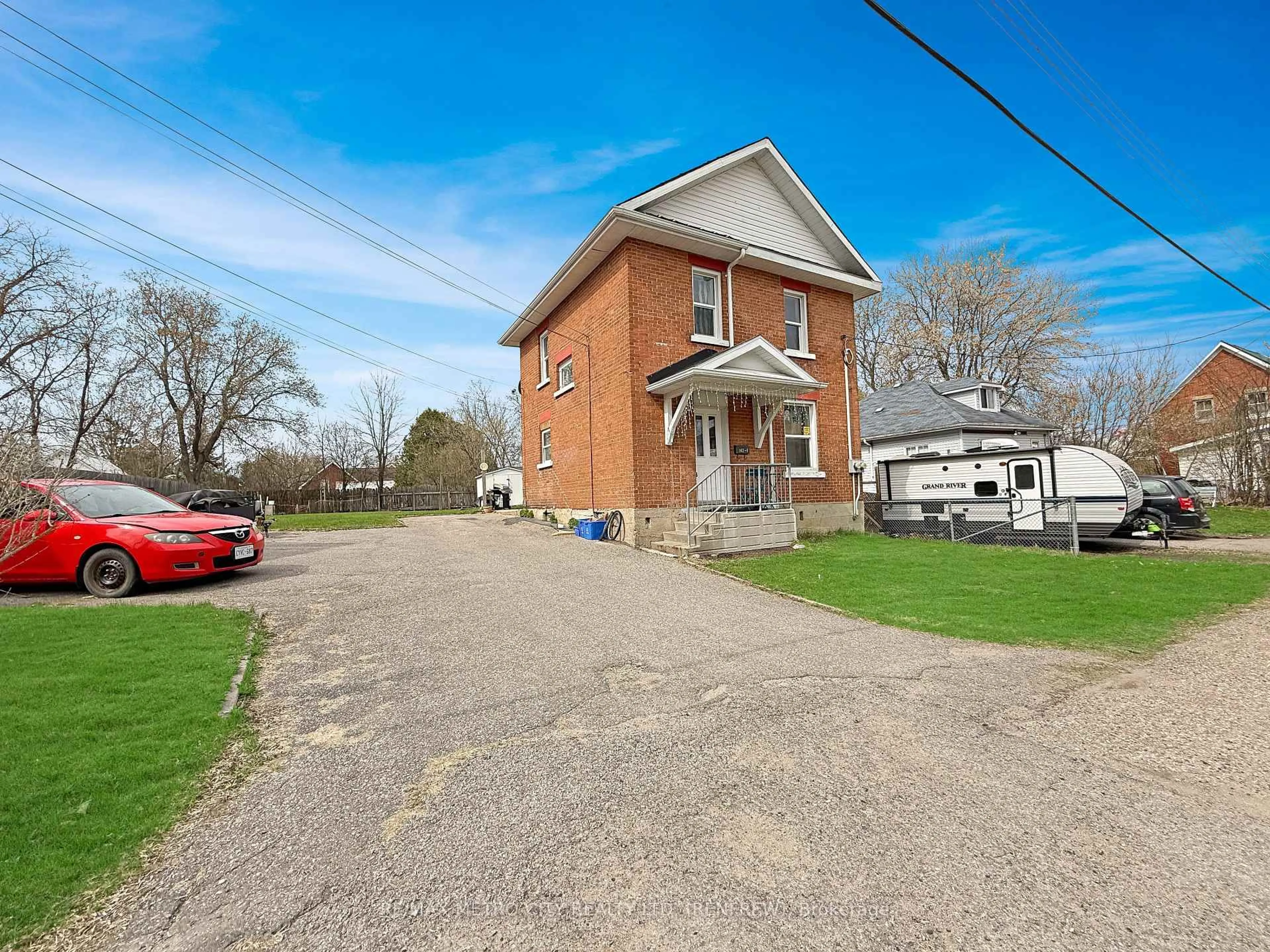 A pic from outside/outdoor area/front of a property/back of a property/a pic from drone, building for 142 BANK St, Renfrew Ontario K7V 2E8