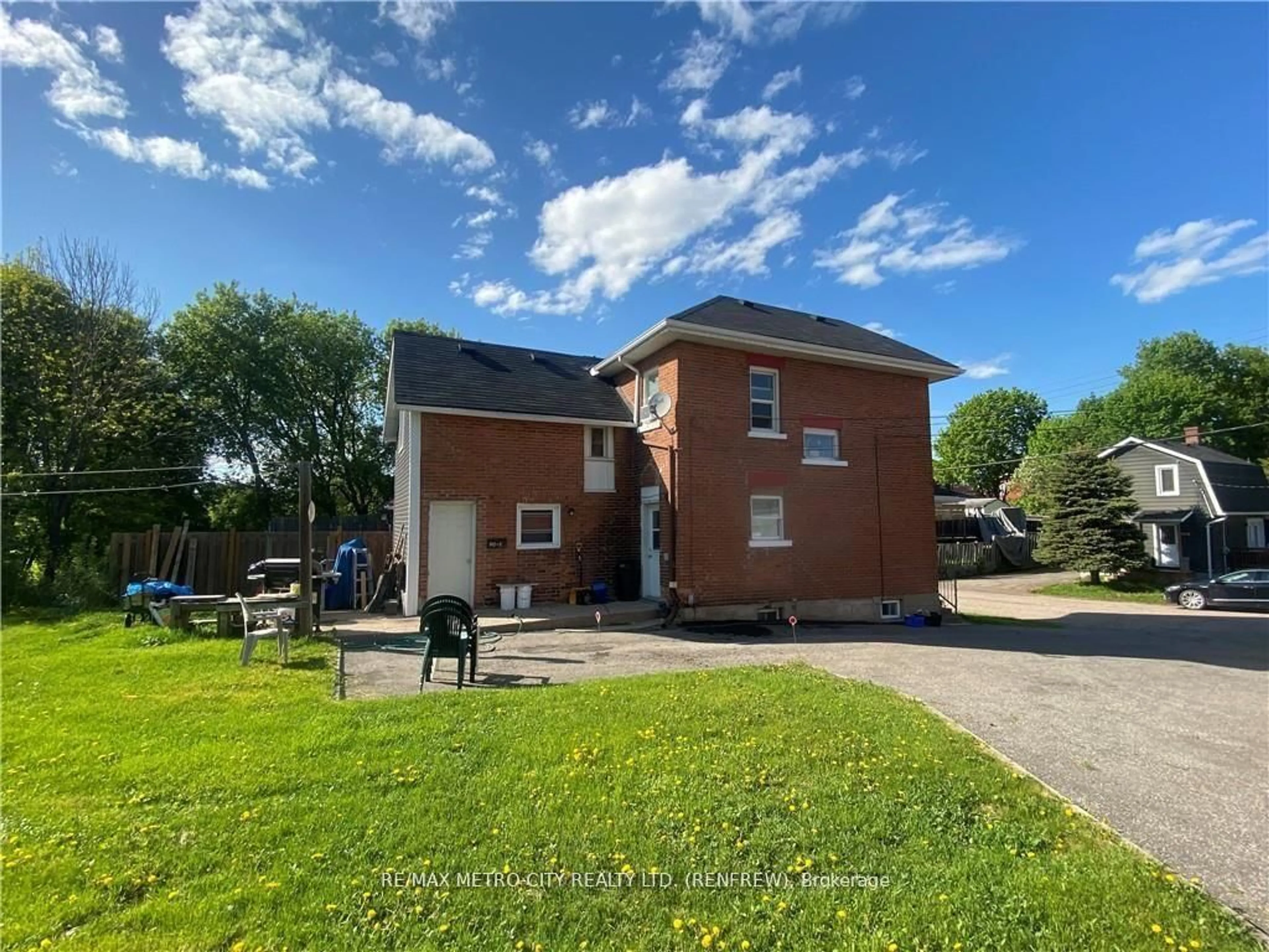 A pic from outside/outdoor area/front of a property/back of a property/a pic from drone, building for 142 BANK St, Renfrew Ontario K7V 2E8
