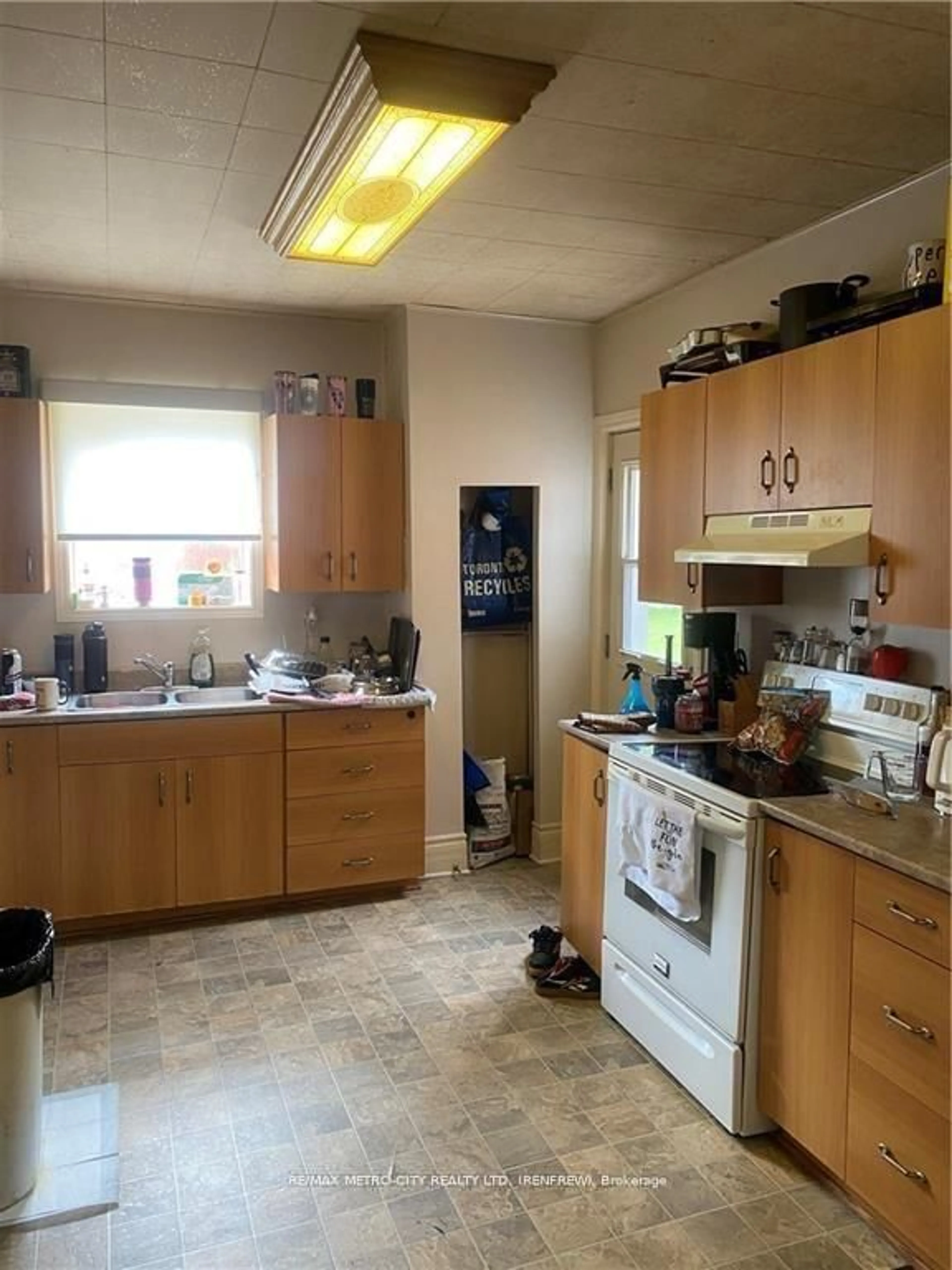 Standard kitchen, unknown for 142 BANK St, Renfrew Ontario K7V 2E8