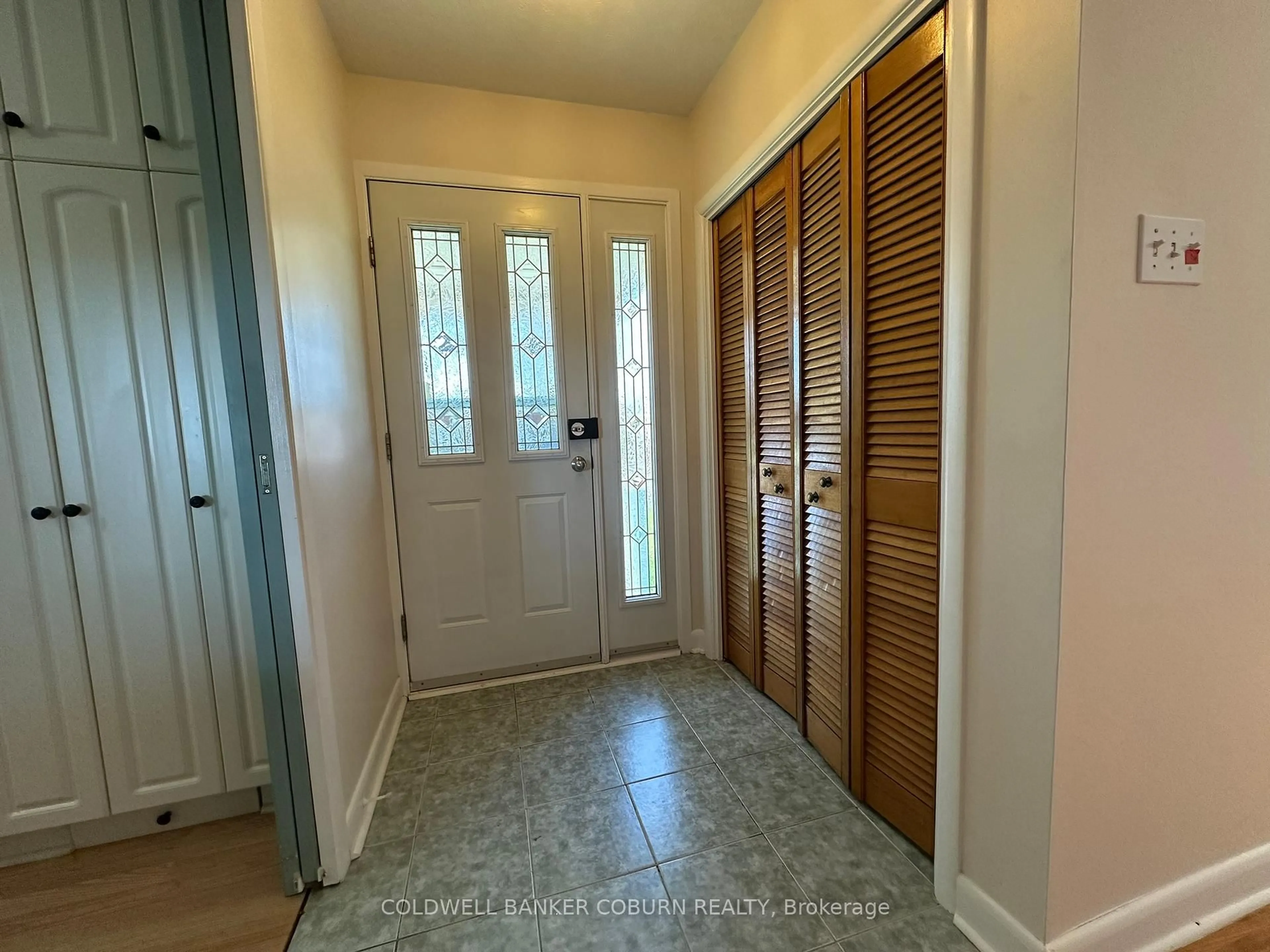 Indoor entryway for 2401 Drury Lane, Ottawa Ontario K2C 1G4