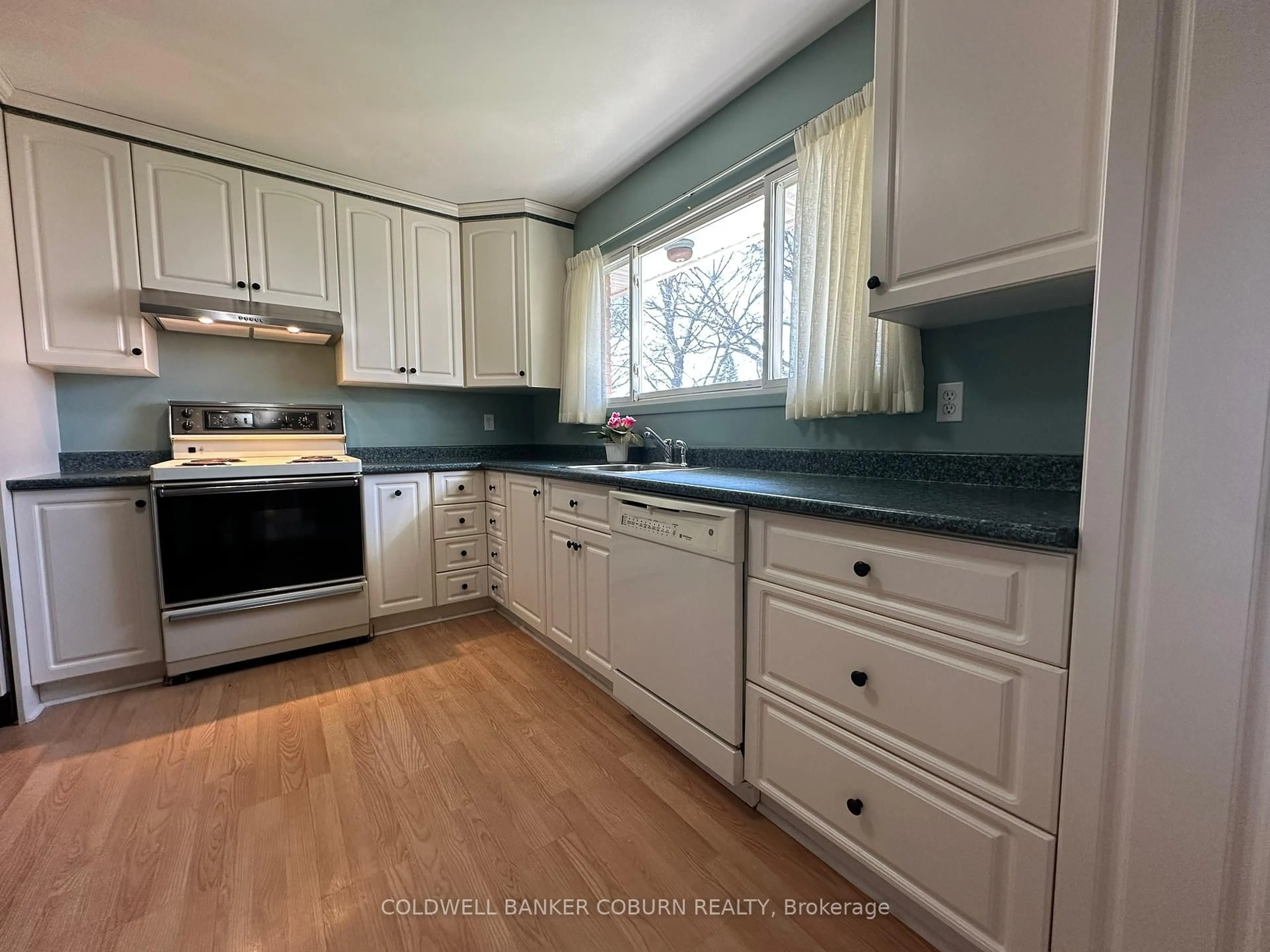 Standard kitchen, unknown for 2401 Drury Lane, Ottawa Ontario K2C 1G4