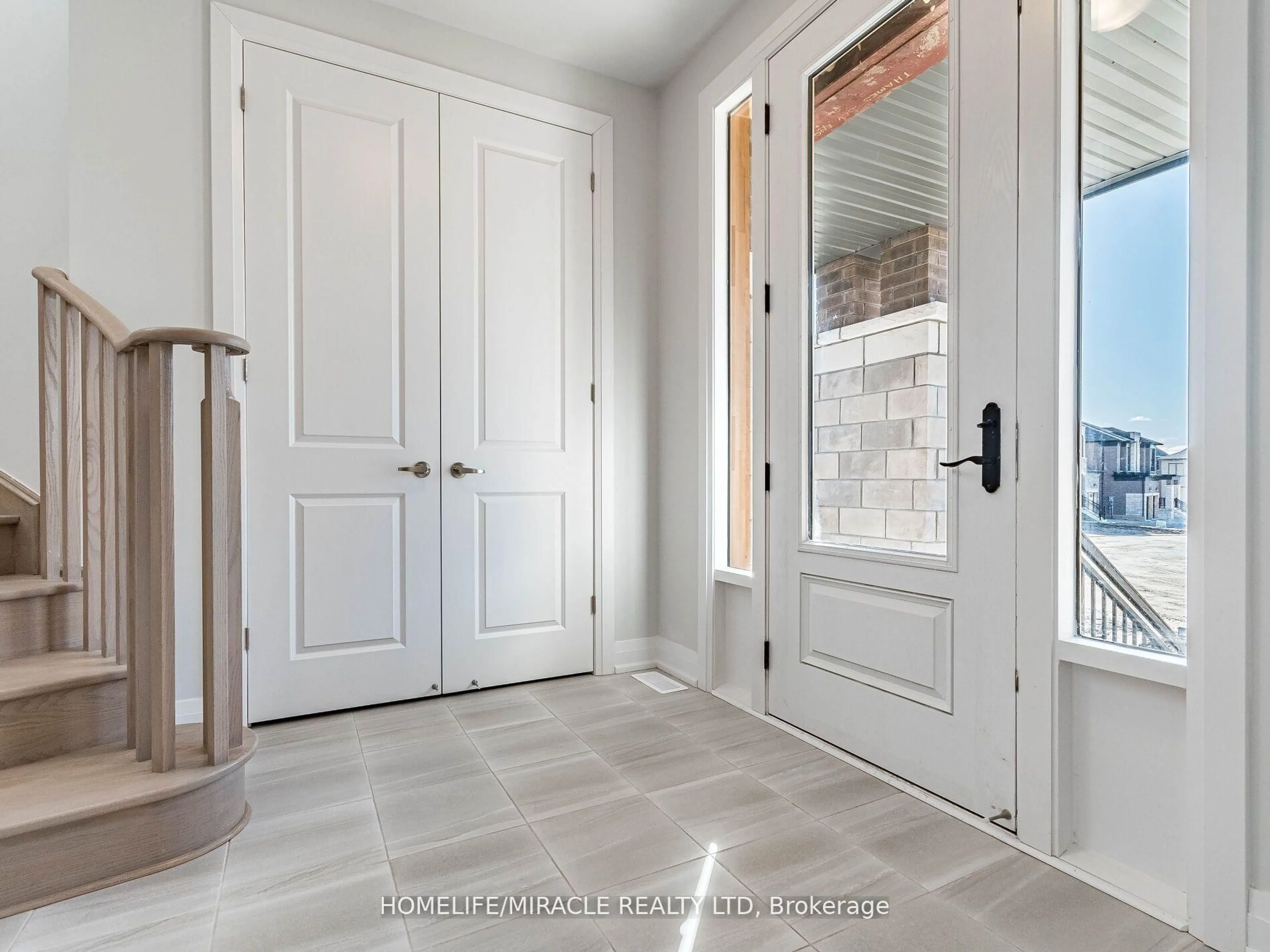 Indoor entryway for 28 Harding Crt, Woodstock Ontario N4S 7W2