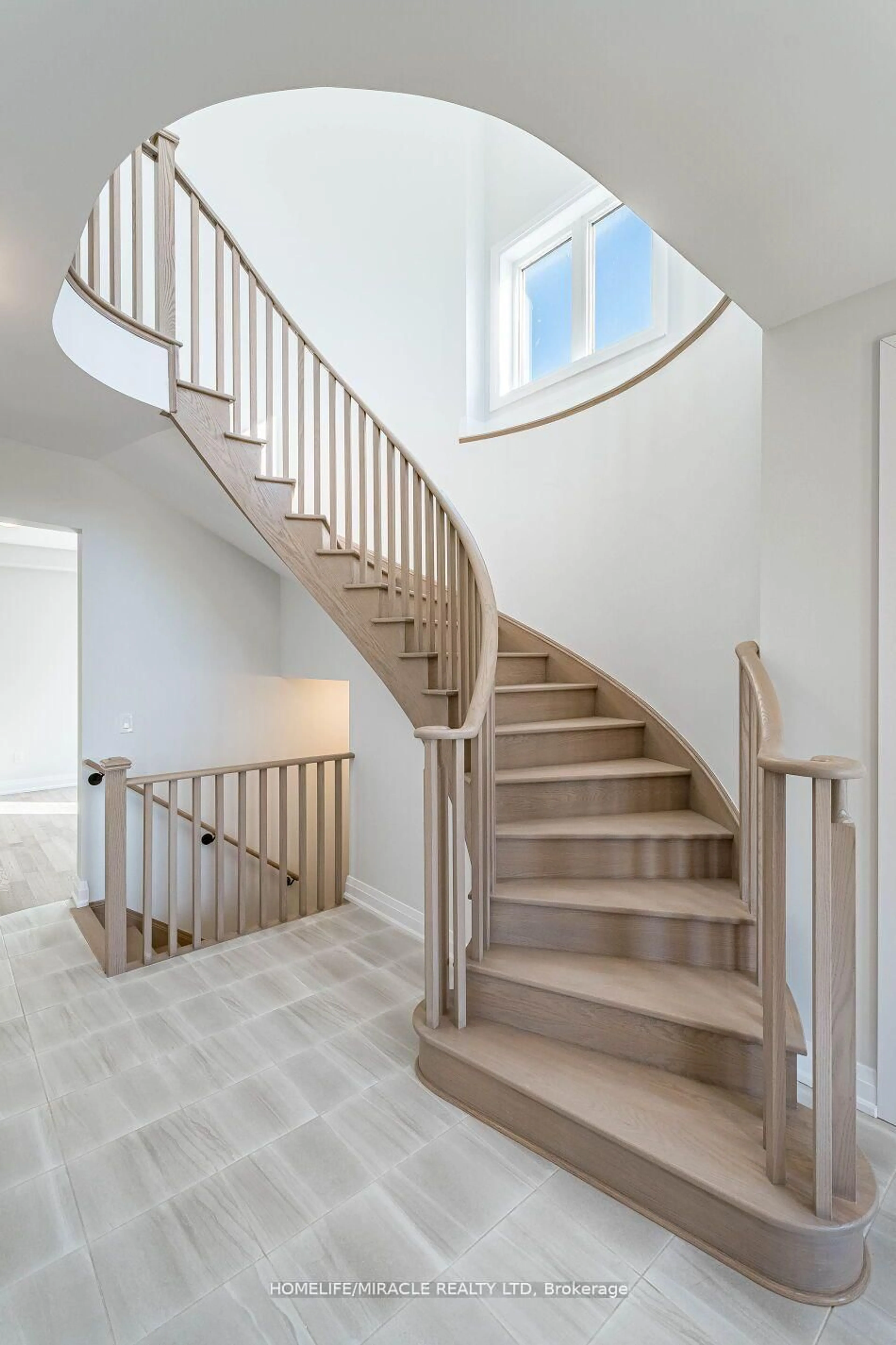 Stairs for 28 Harding Crt, Woodstock Ontario N4S 7W2