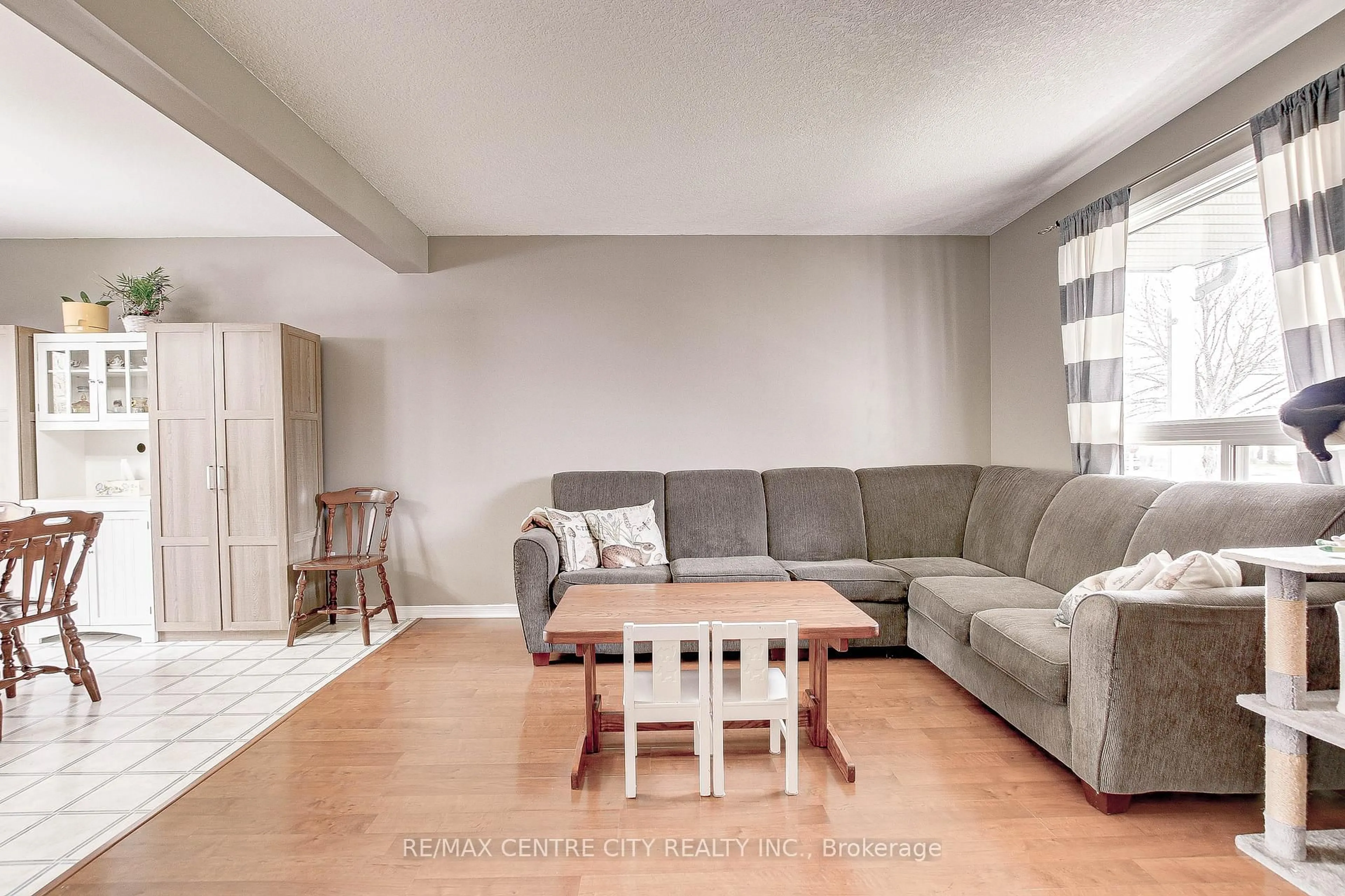 Living room with furniture, unknown for 27 COOK Cres, St. Thomas Ontario N5R 6J3