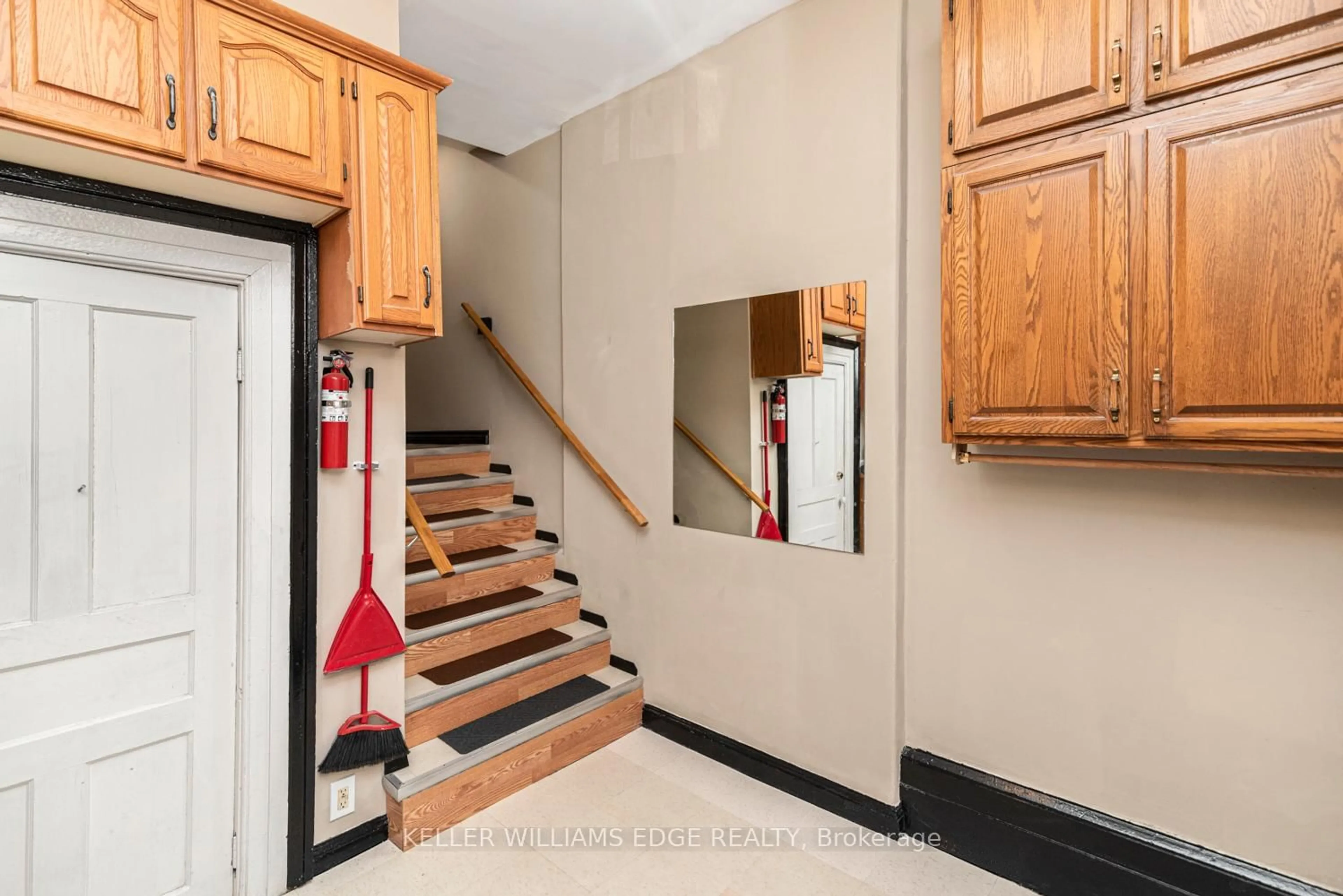 Indoor foyer for 77 Cathcart St, Hamilton Ontario L8R 1M6