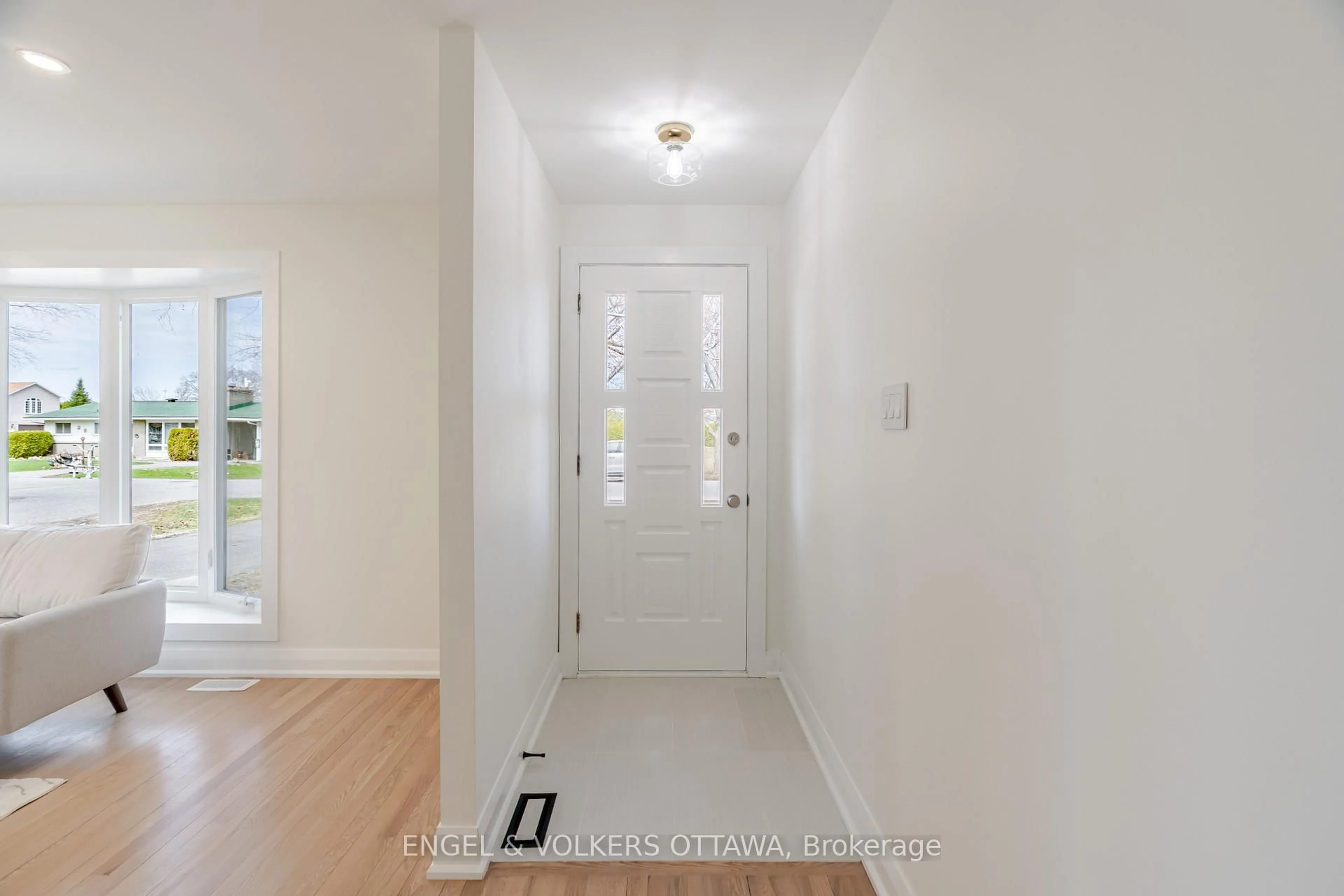 Indoor entryway for 18 Dante Ave, Ottawa Ontario K2H 5Z8